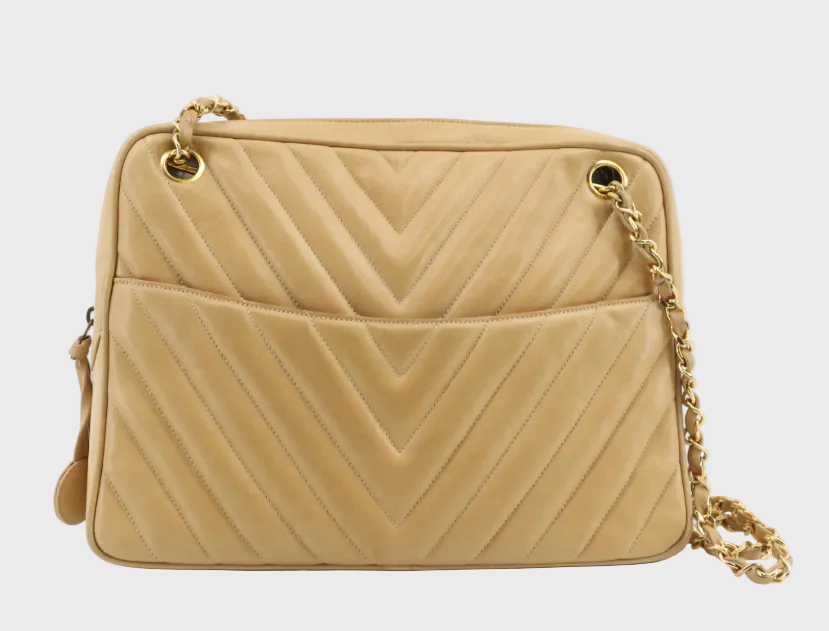 CHANEL V-Stitch Shoulder Bag Piel beige acolchada Chevron