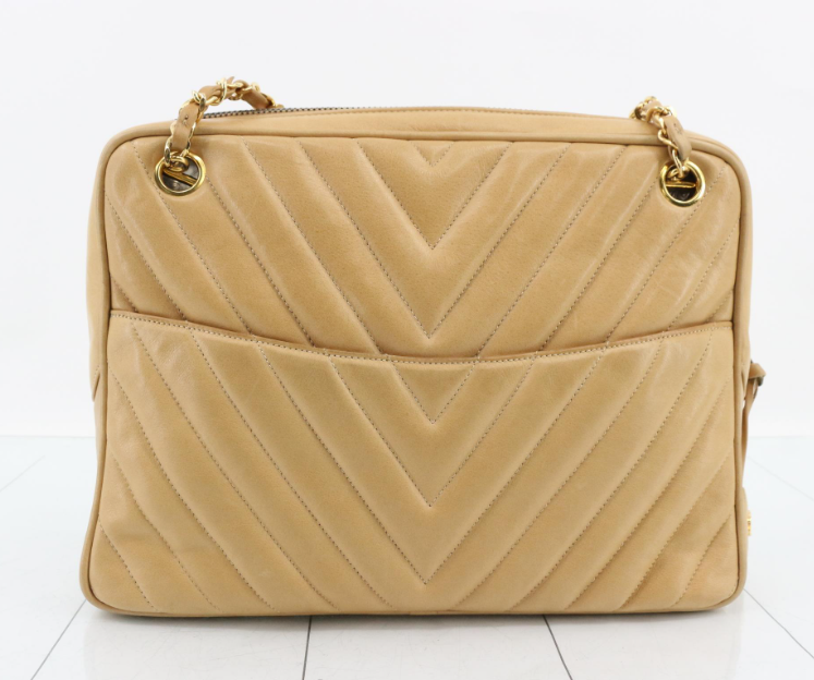 CHANEL V-Stitch Shoulder Bag Piel beige acolchada Chevron