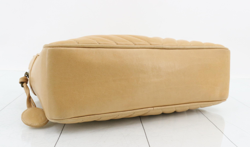 CHANEL V-Stitch Shoulder Bag Piel beige acolchada Chevron