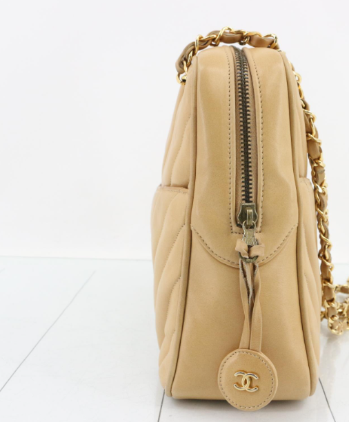 CHANEL V-Stitch Shoulder Bag Piel beige acolchada Chevron