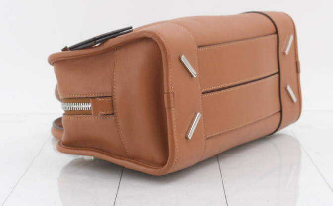 Loewe Amazona 30 Piel Camel con bandolera – Colección Clásica