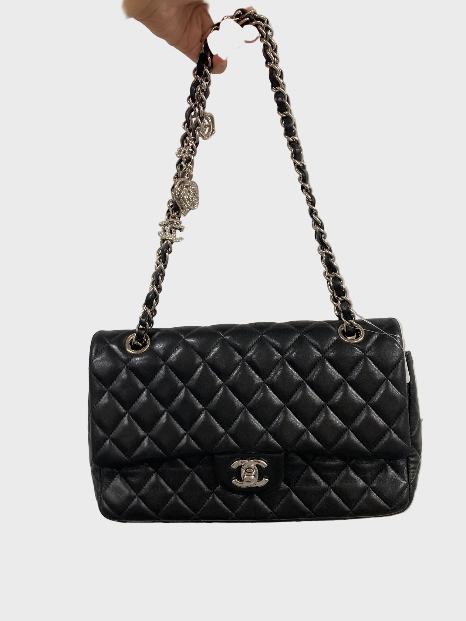 Chanel “Valentine” Matelassé 25 en piel negra con charms