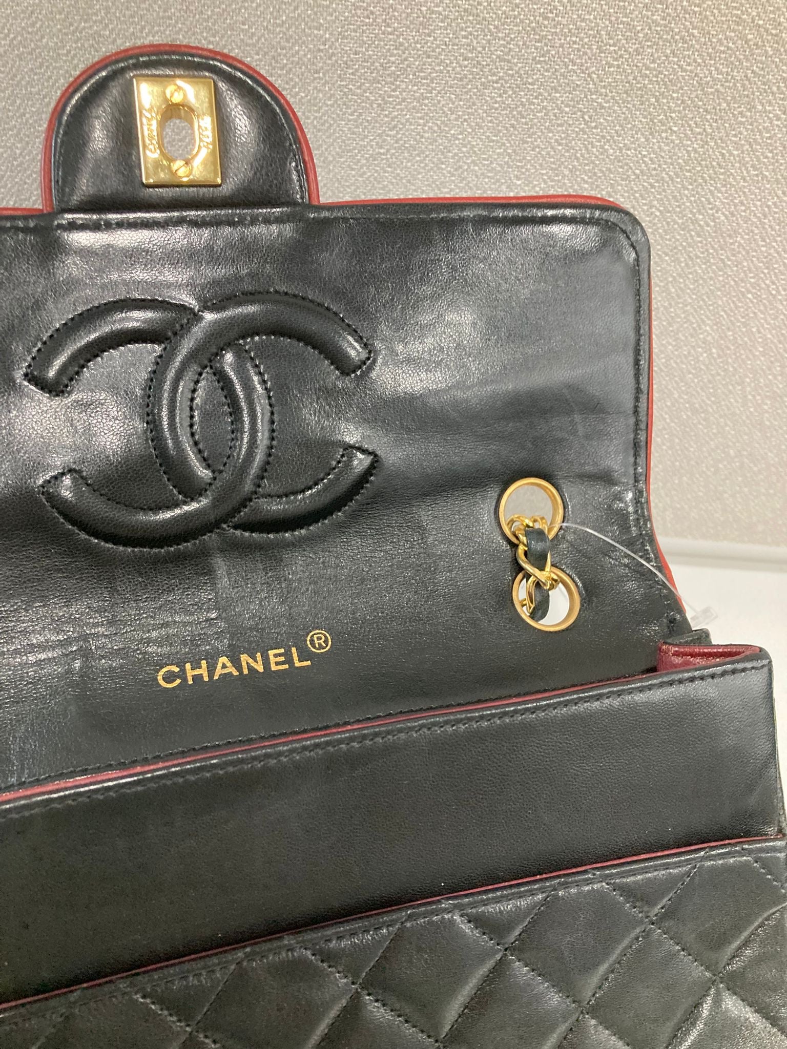 Chanel Timeless Single Flap 25 Negro con Ribete Burdeos – Serie 1