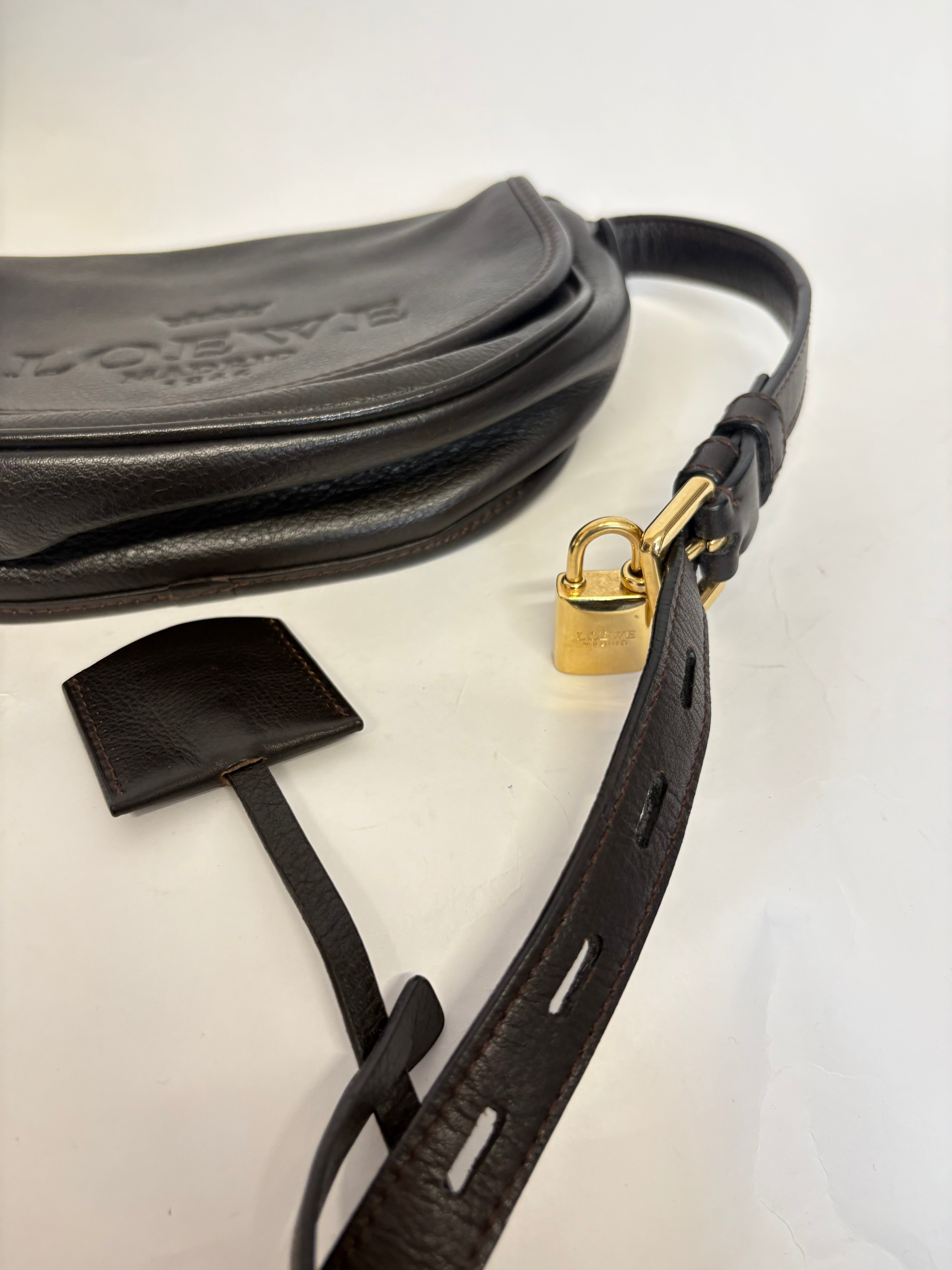 Loewe Heritage Pequeña Marrón – Vintage Crossbody Bag