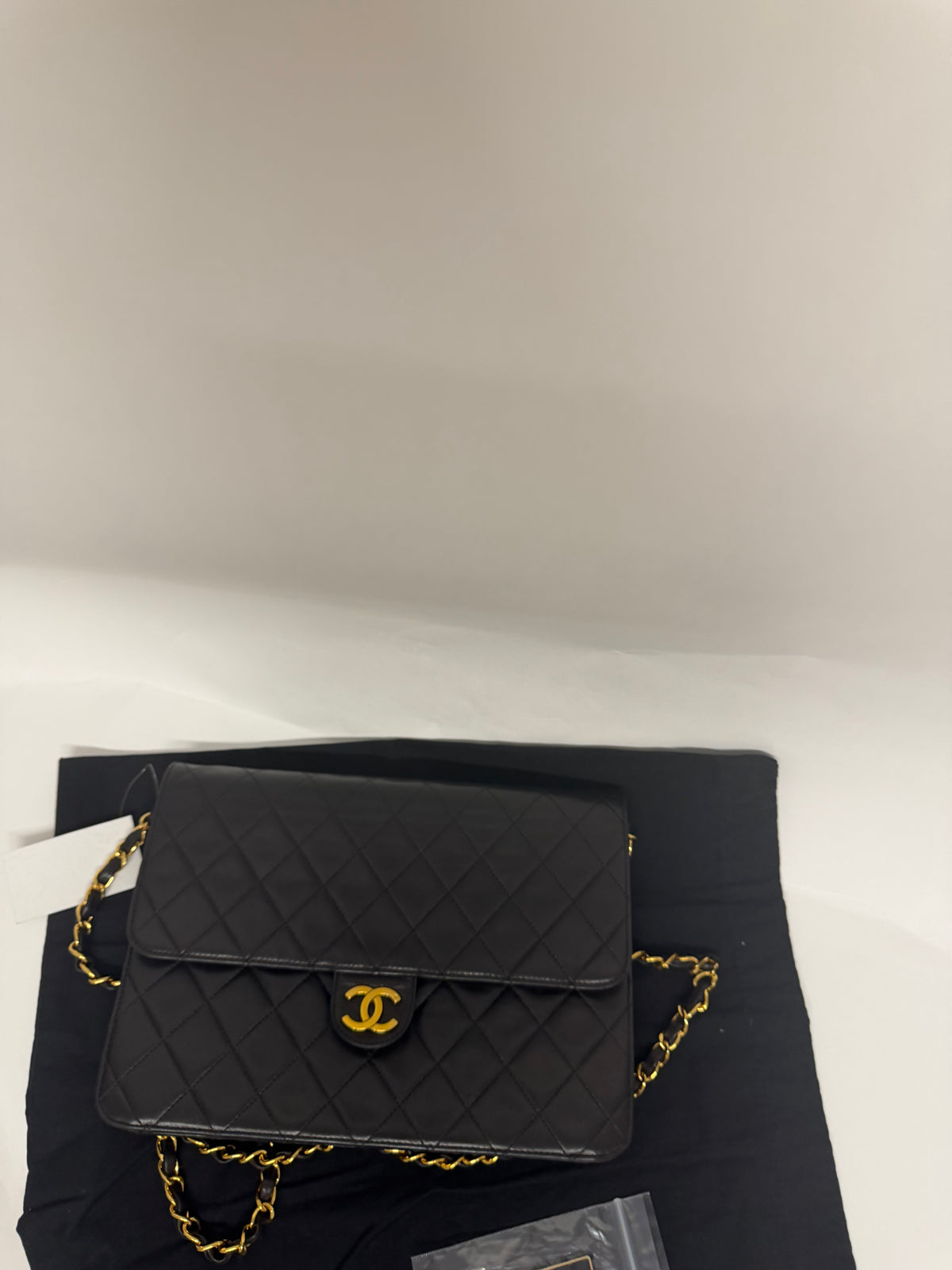 Chanel Classic Single Flap Mediano Piel de Cordero Negra Herrajes Dorados