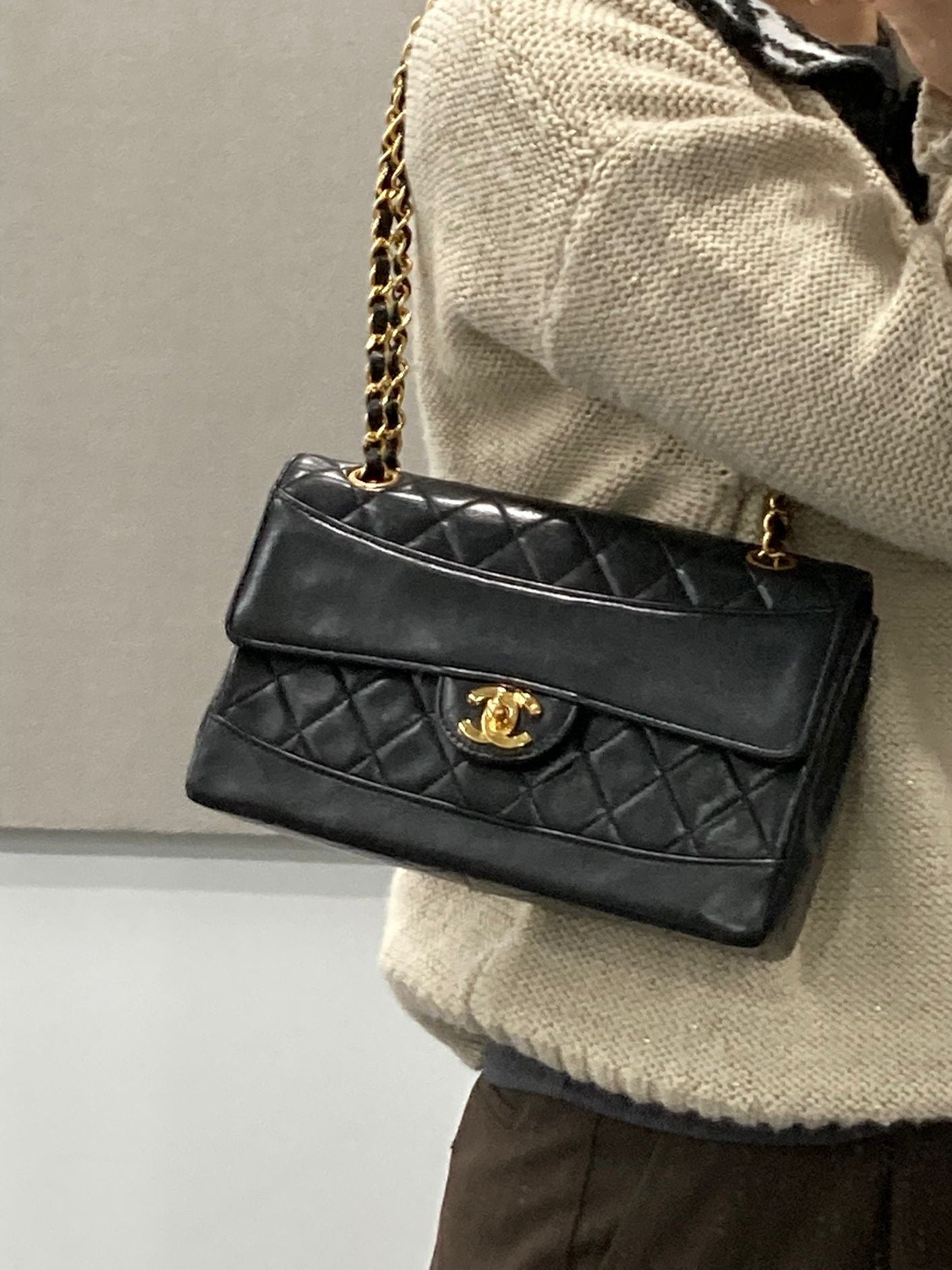 Chanel timeless 24 con cartera piel de cordero (lambskin) negra
