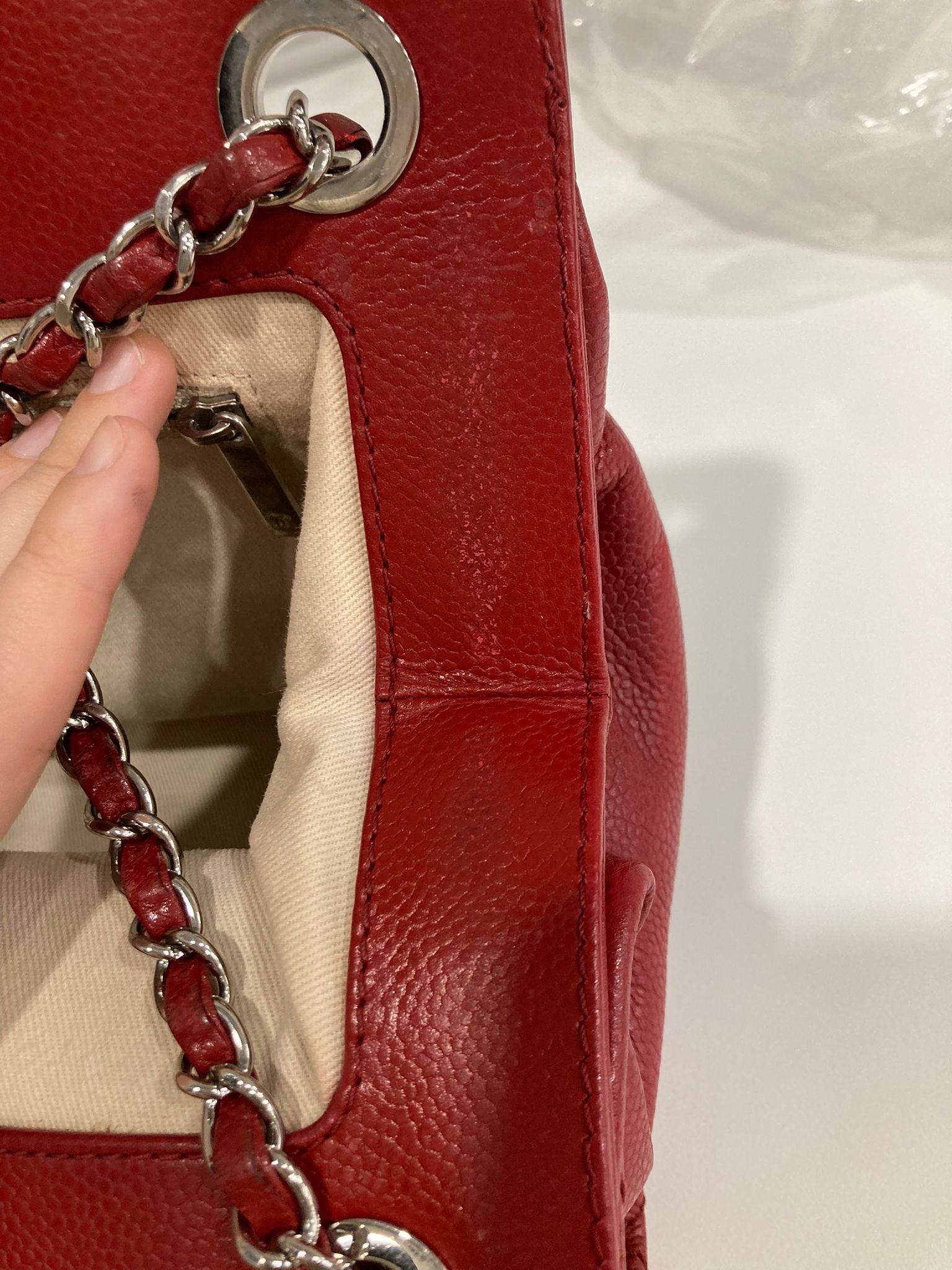 Chanel CC Chain Tote acolchado en piel caviar roja