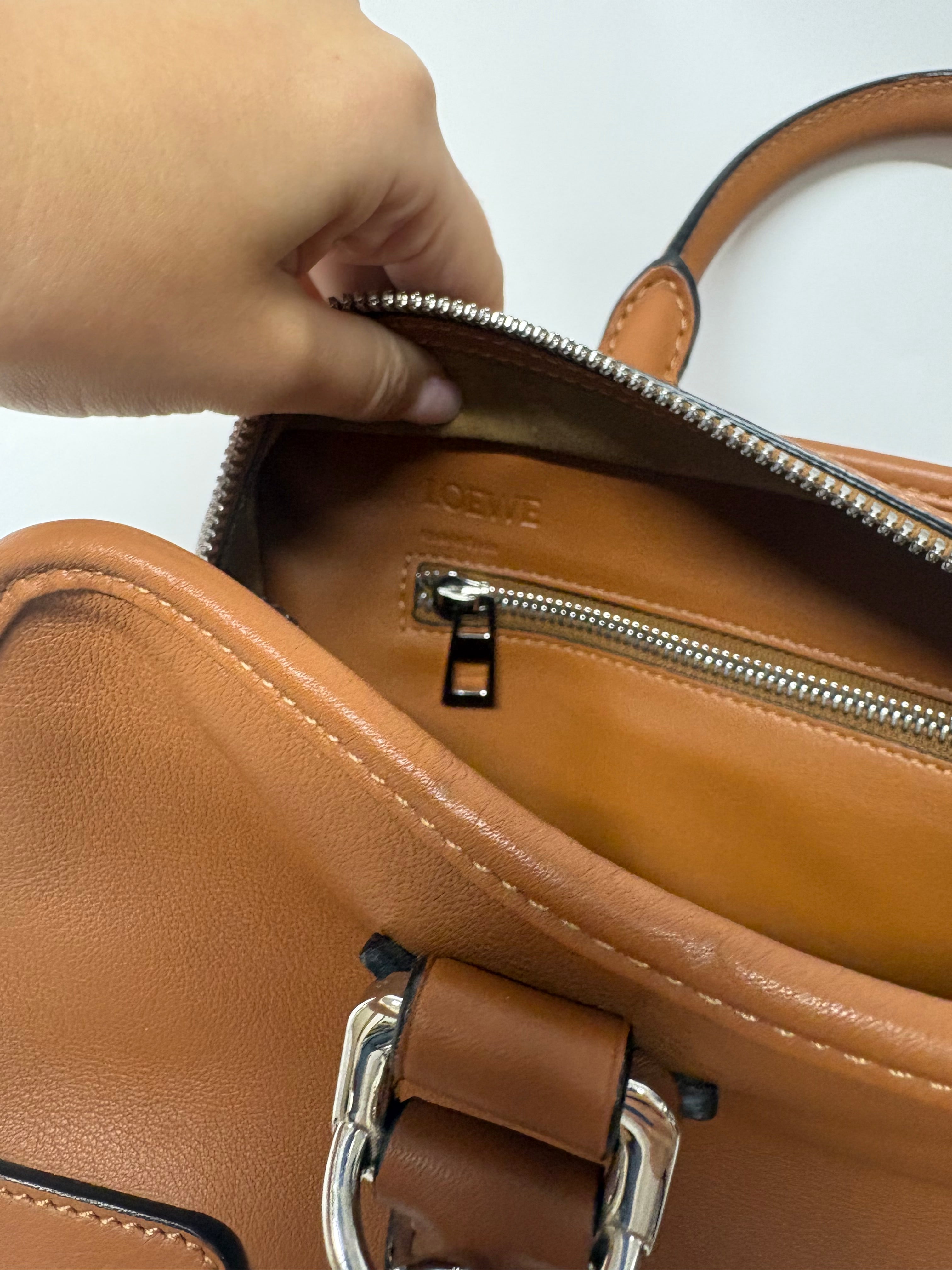 Loewe Amazona 30 Piel Camel con bandolera – Colección Clásica