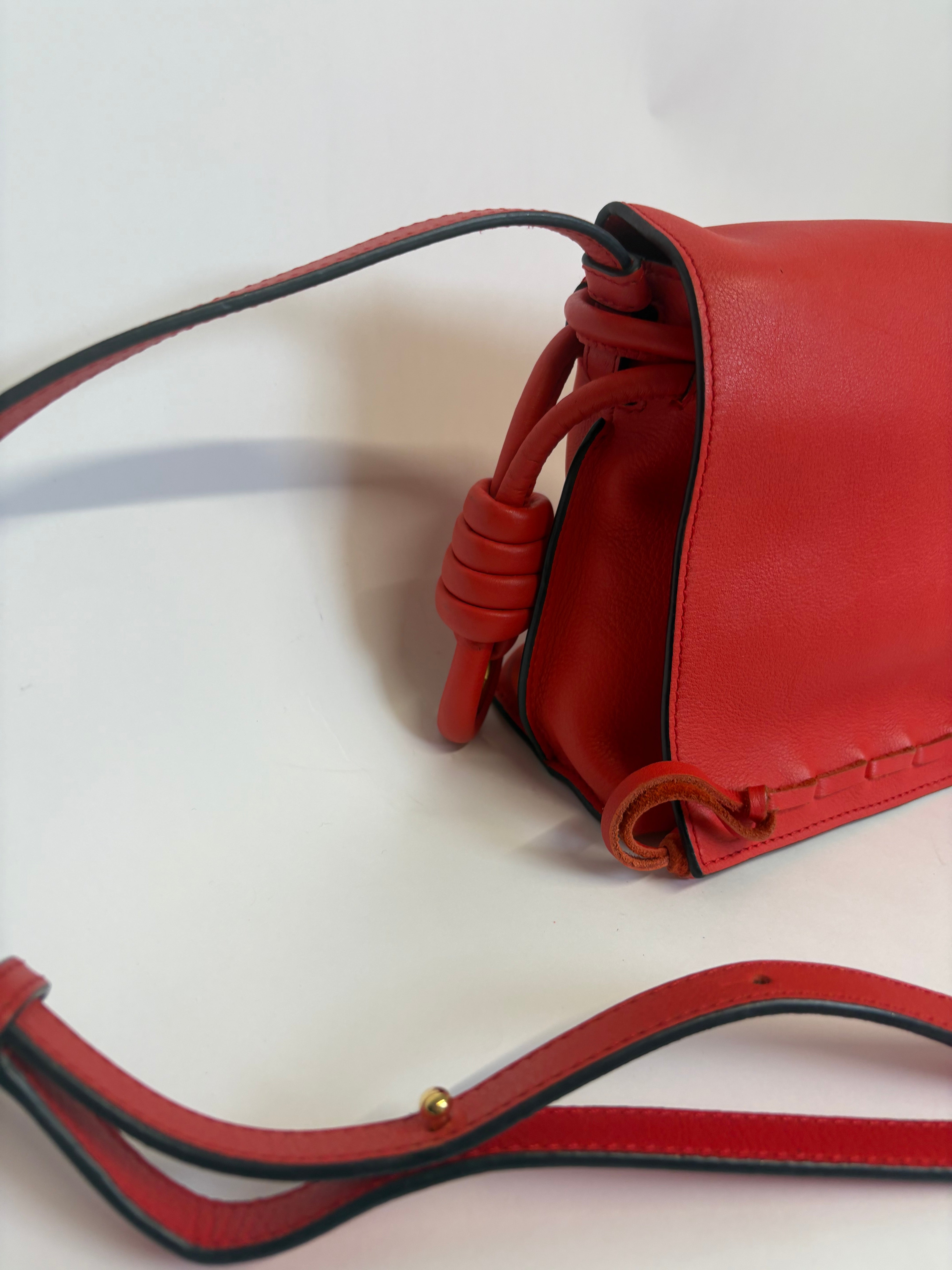 Loewe Flamenco Knot Bolso bandolera piel roja