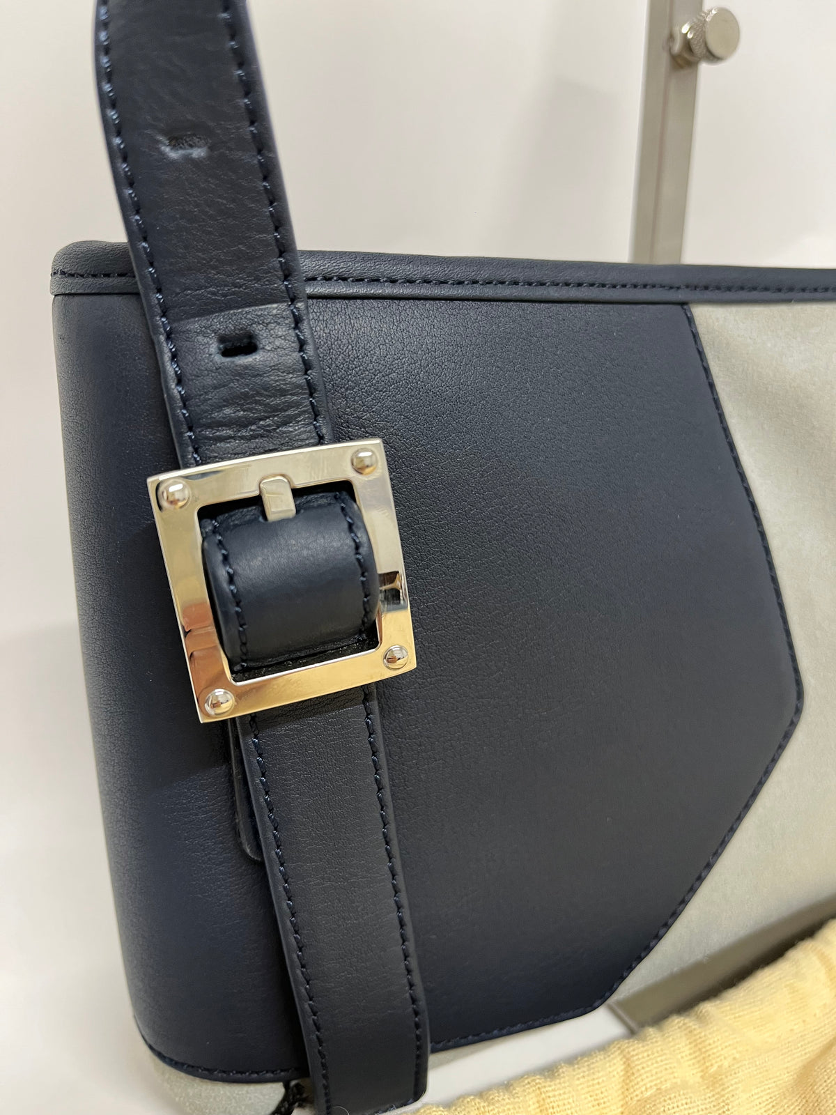Loewe Hobo Pequeño Piel de Cordero Azul Marino y Ante Verde Claro · Herrajes Plata