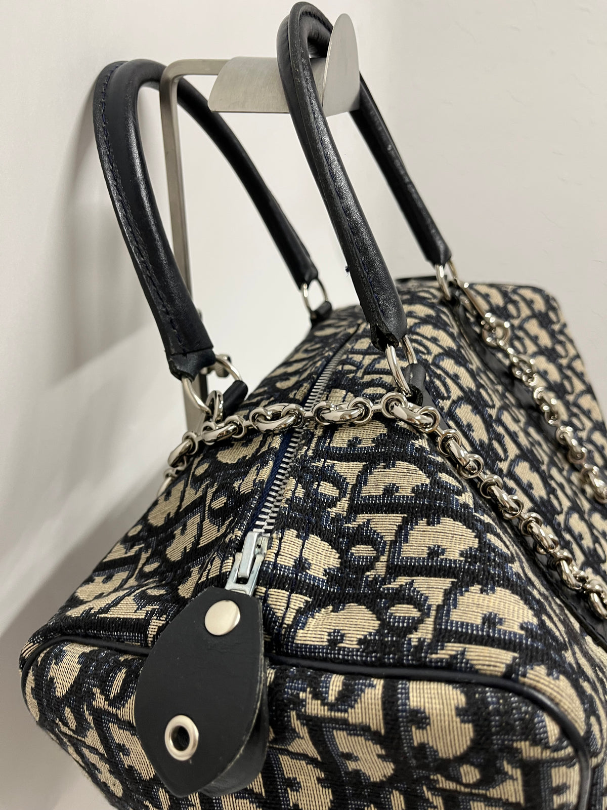 Christian Dior Boston 30 Lona Trotter con Interior en Tela y Bandolera de Borlas