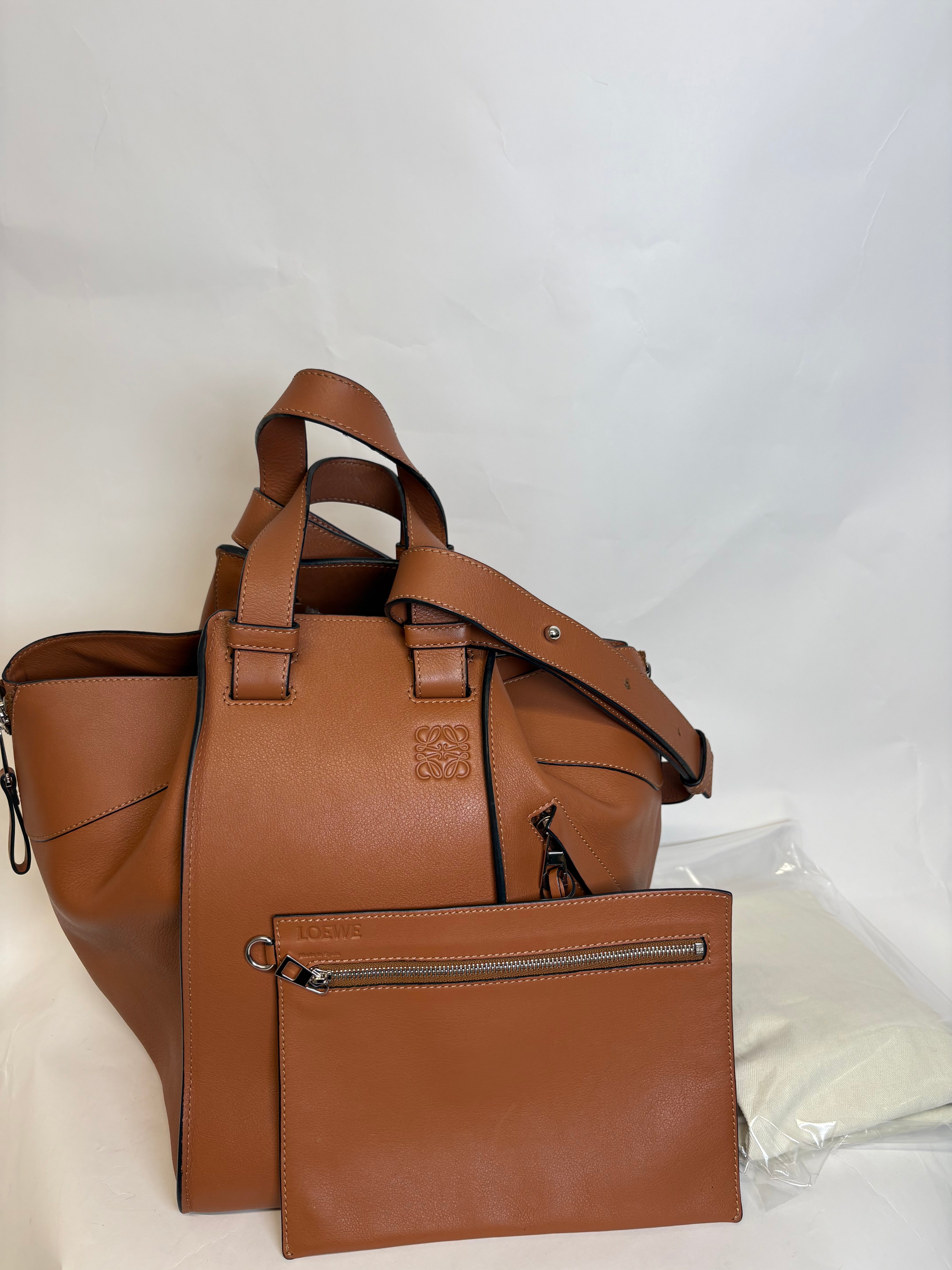 Loewe Hammock Mediano Piel Camel Con Pouch y Bandolera