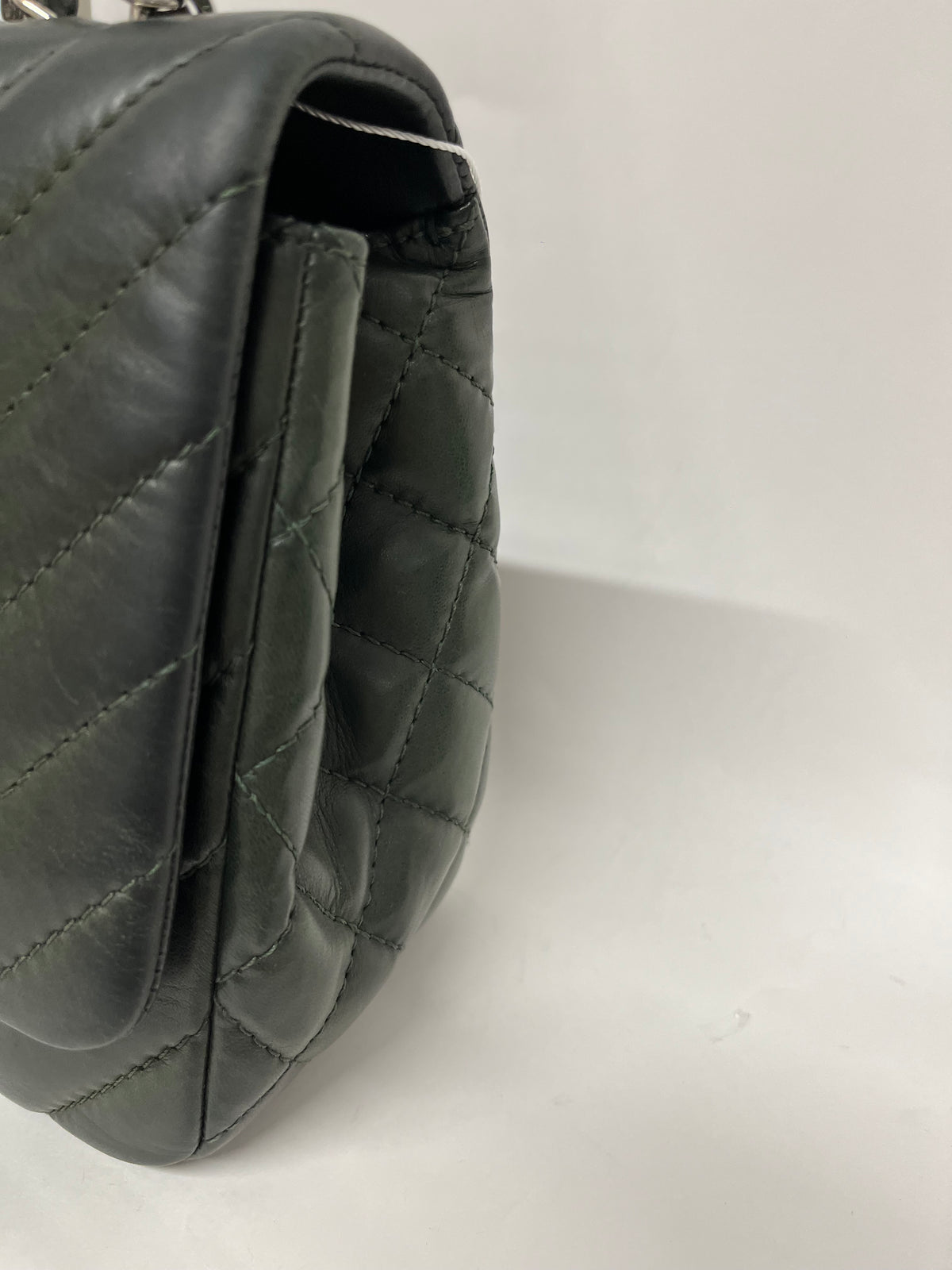 Chanel Single Flap Chevron Piel de Cordero Verde Botella · Herrajes Plata · Serie 17