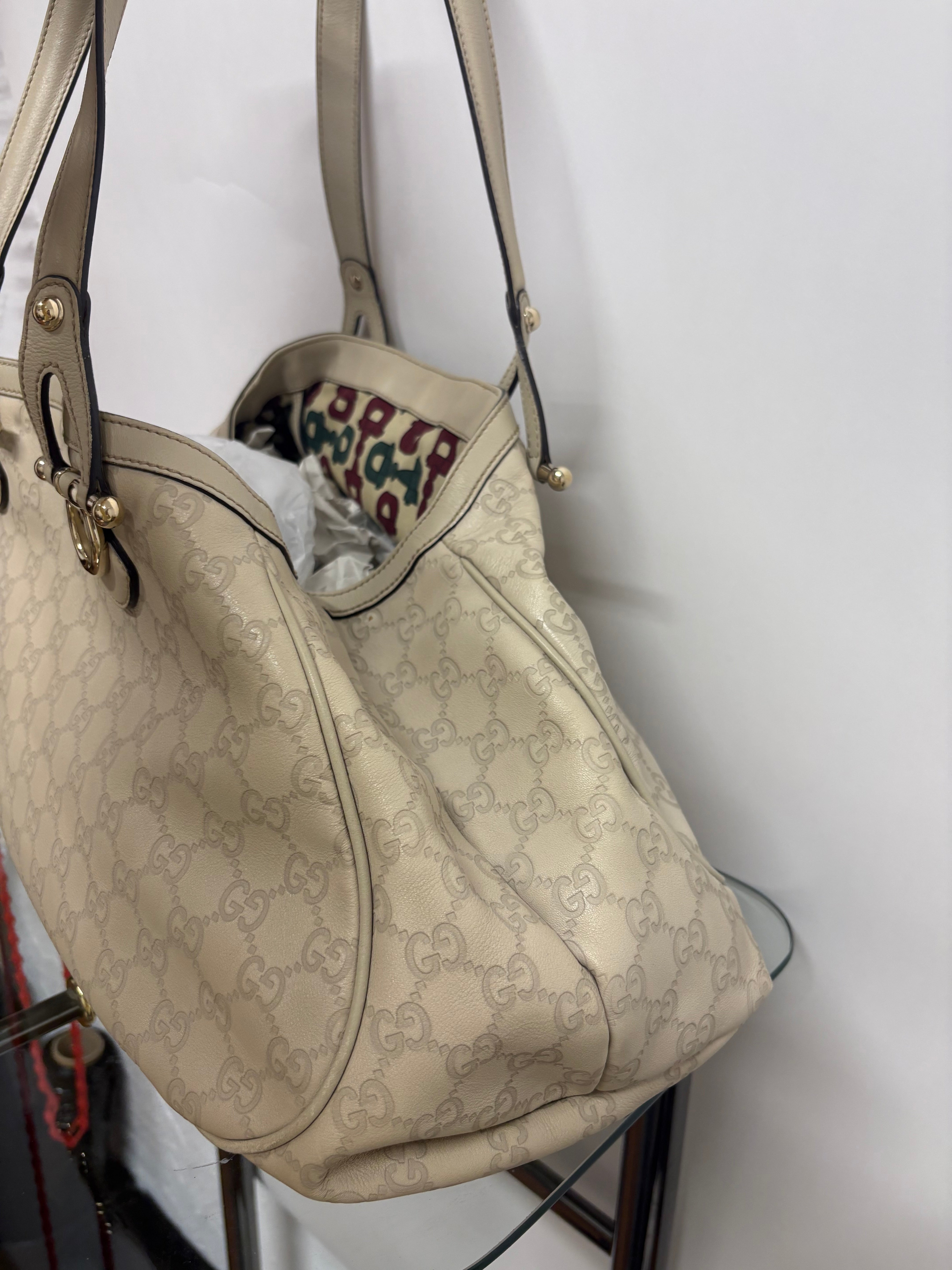 Gucci Pelham grande en piel Guccissima blanca marfil