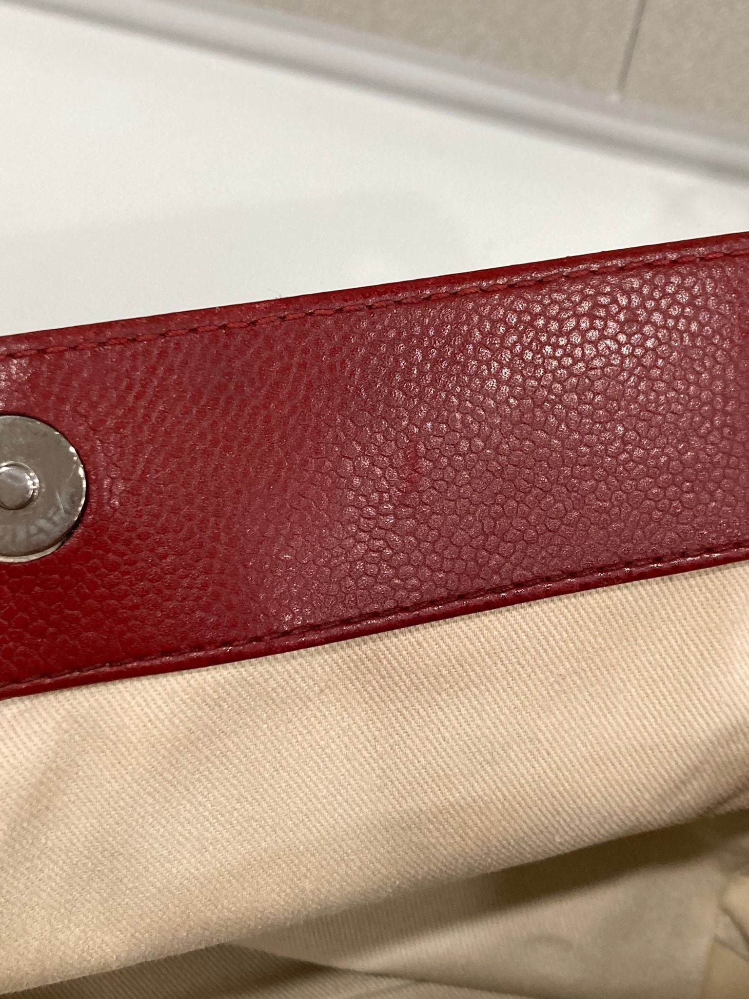 Chanel CC Chain Tote acolchado en piel caviar roja