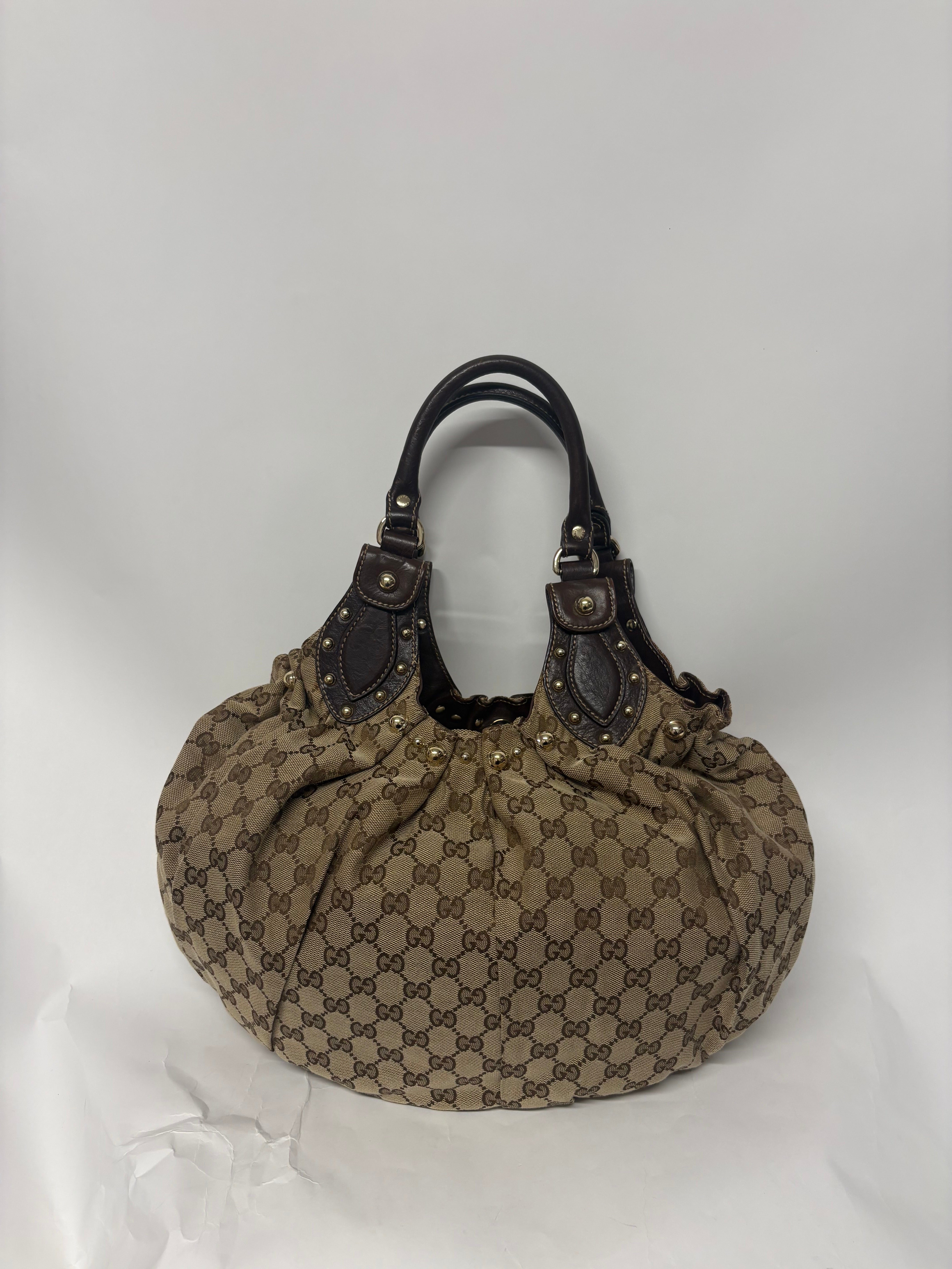 Gucci Pelham Tote GG Supreme Beige con Asas de Piel Marrón y Tachuelas Doradas mediano
