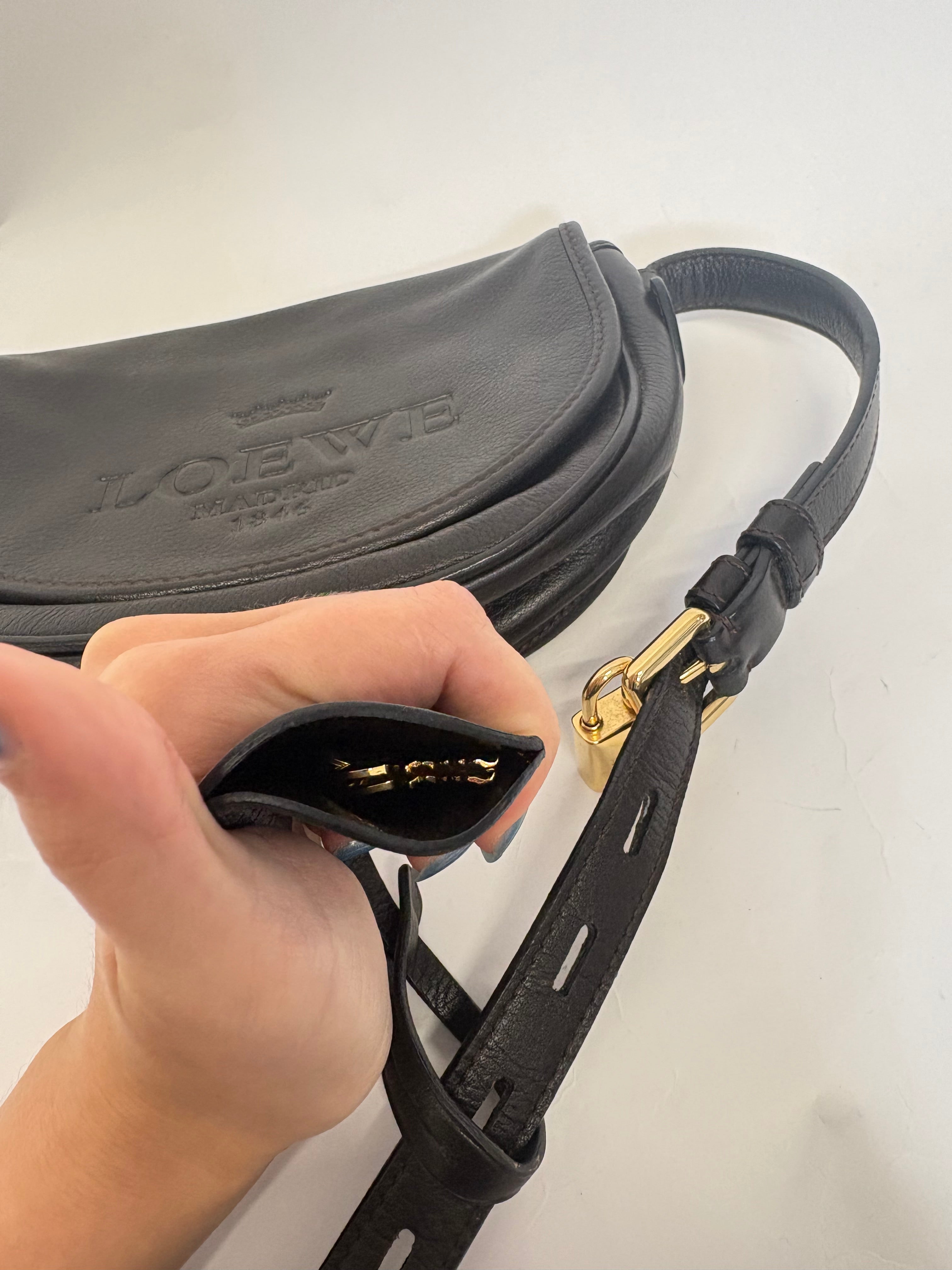 Loewe Heritage Pequeña Marrón – Vintage Crossbody Bag