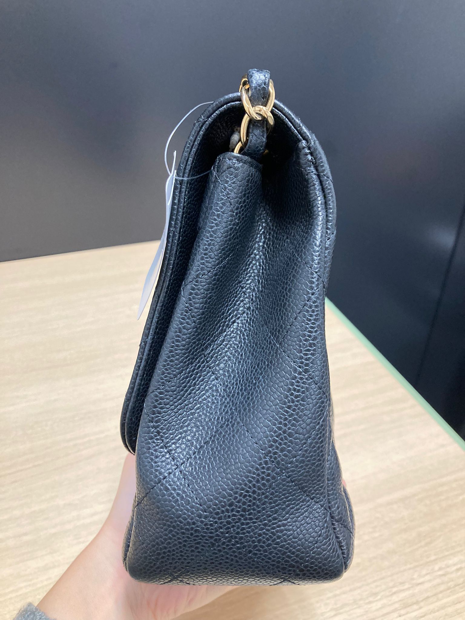 Bolso Classic Flap 30 en piel caviar negra con herrajes dorados