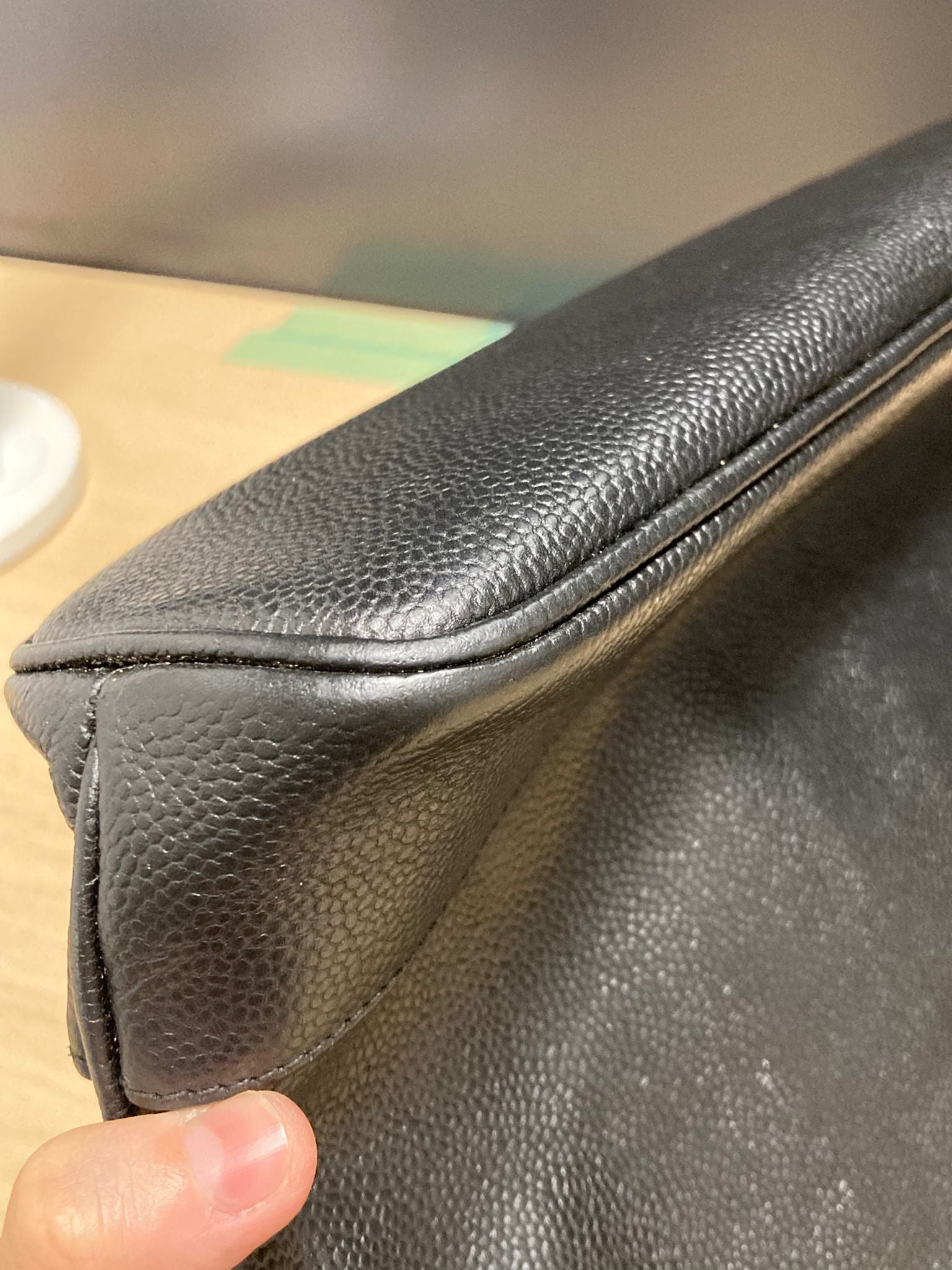 Chanel Logo Chain Tote – Piel Caviar Negra – Serie 414XXXX (ca. 1996–1997)