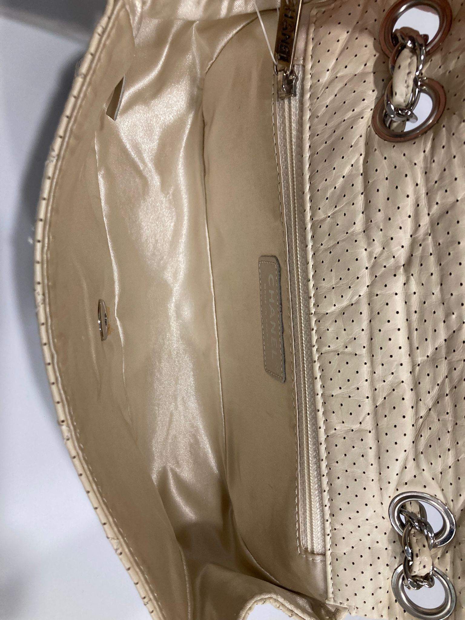 Chanel one flap acolchado perforado blanco roto