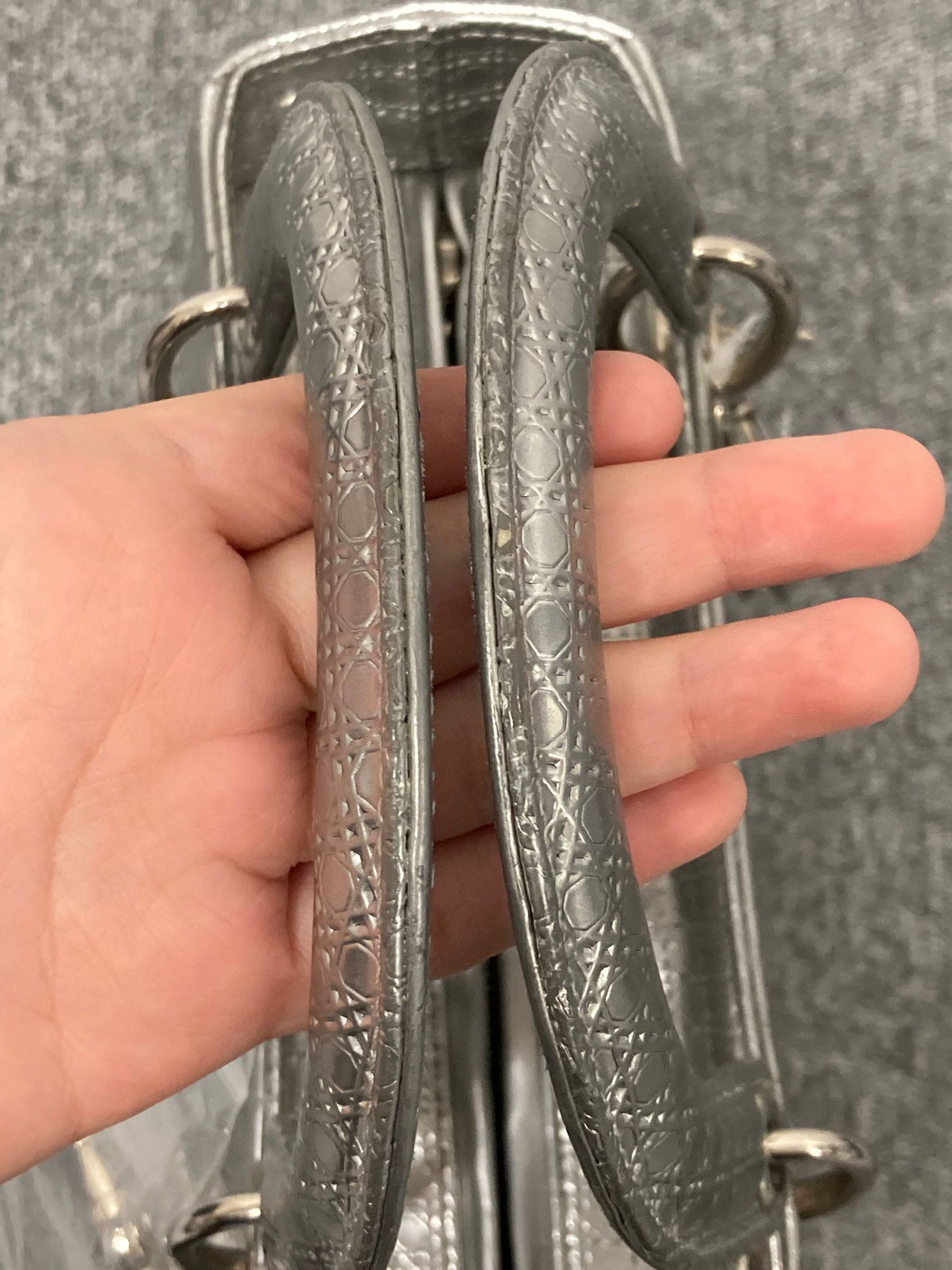 Christian Dior Lady Dior Cannage – Piel plateada