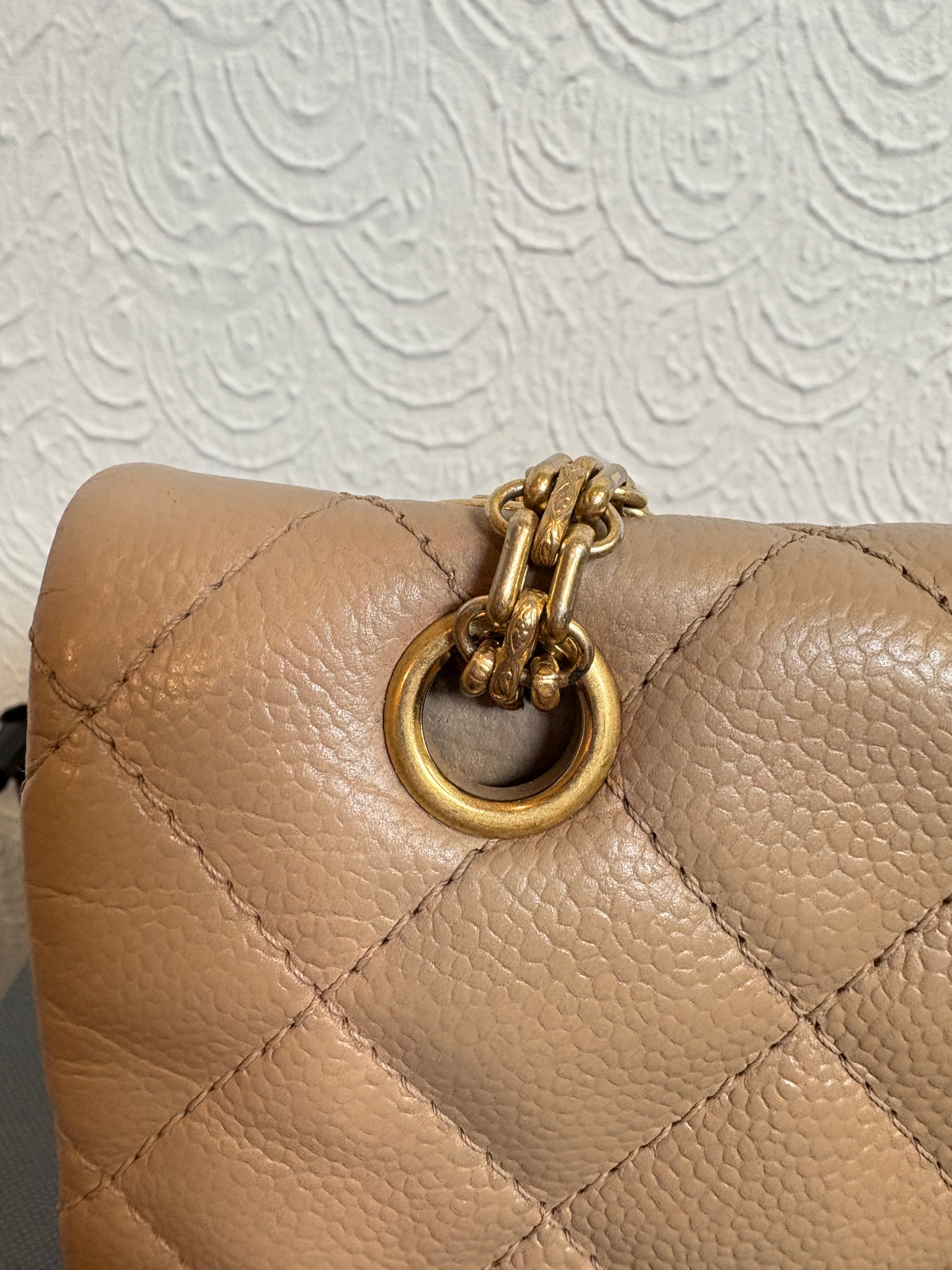 CHANEL 2.55 Double Flap Beige Caviar Cadena Doble Dorada