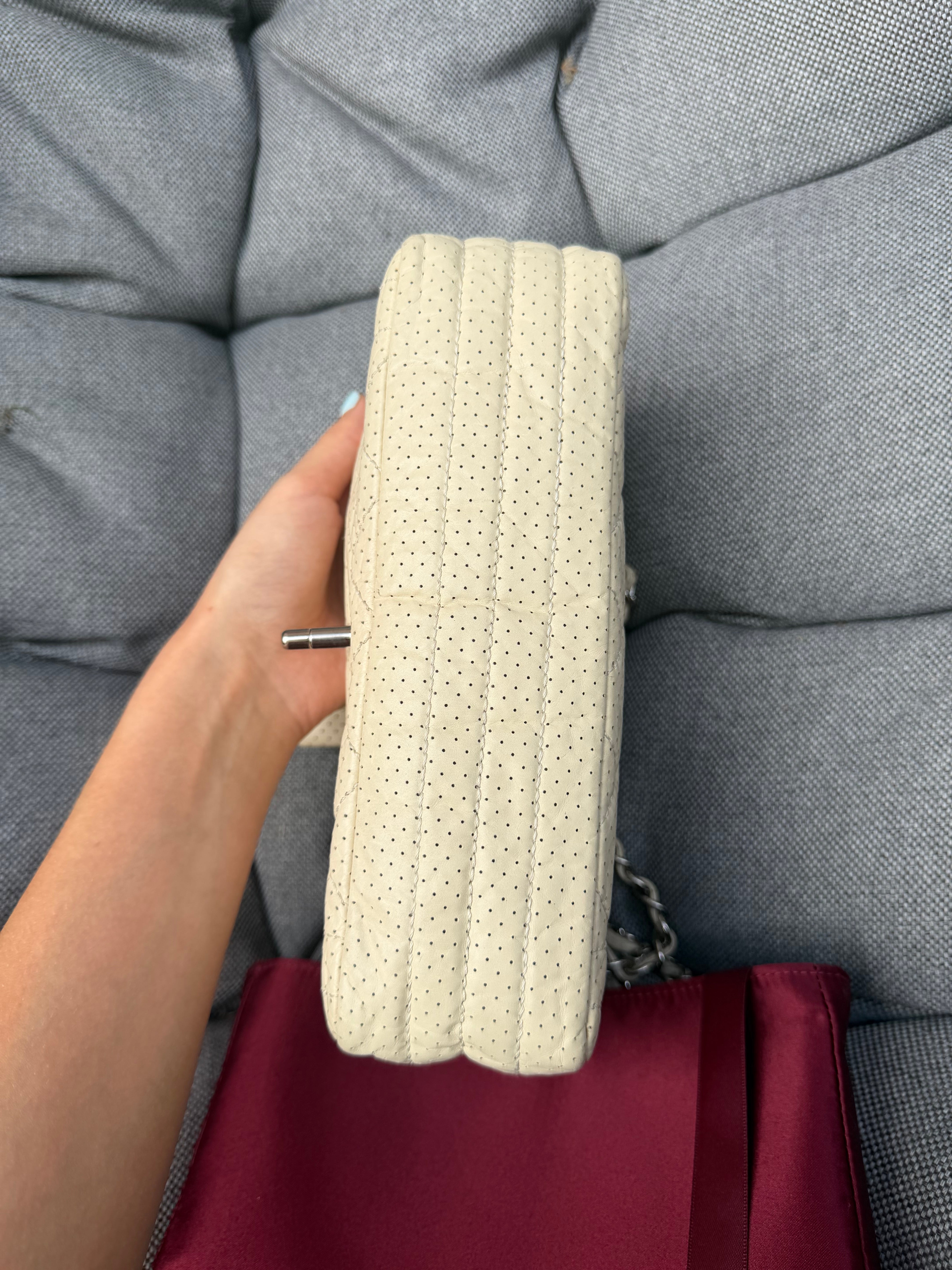 Chanel One Flap Small · Piel Perforada Marfil · Herrajes Plata