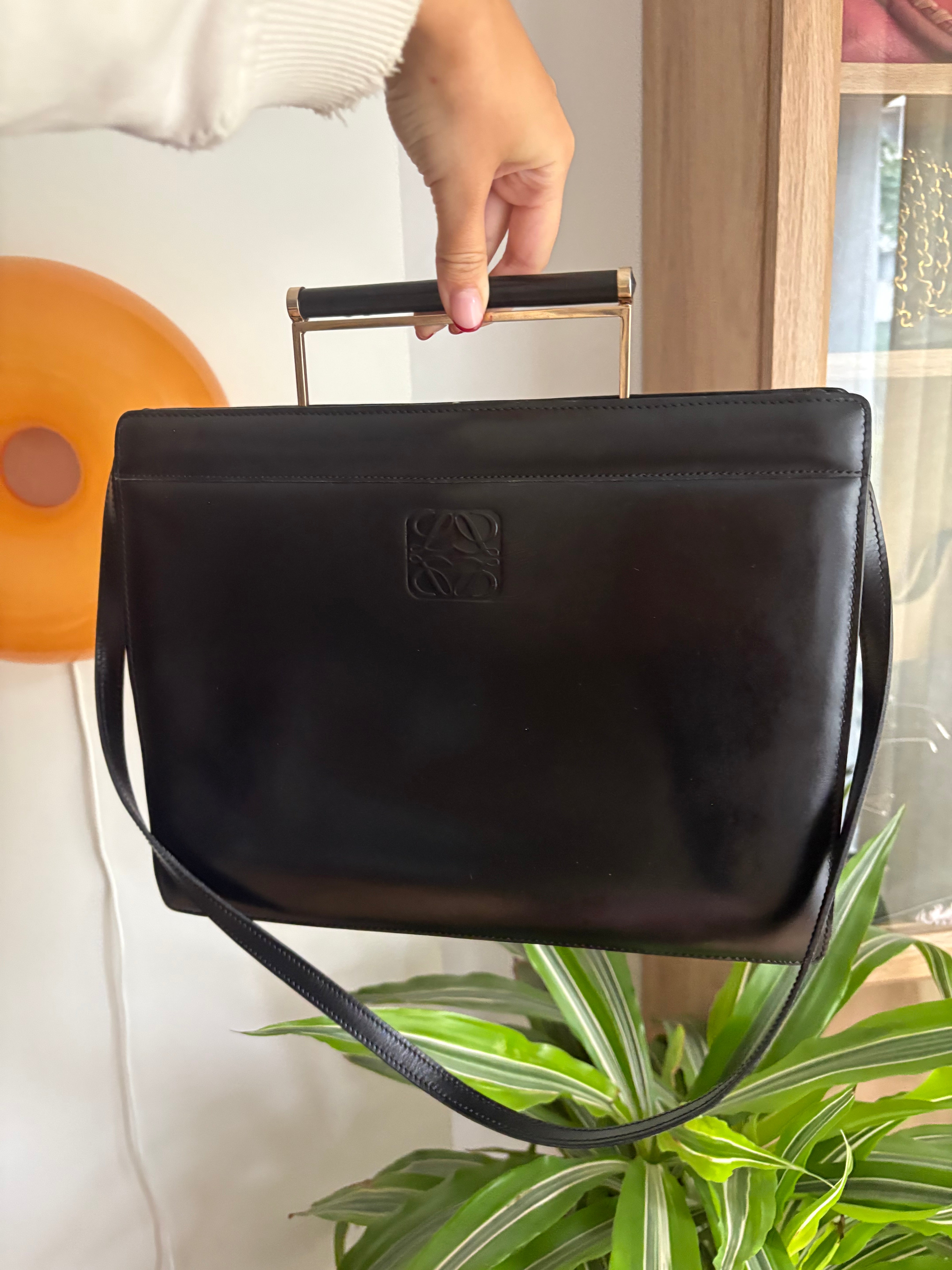 LOEWE Vintage Anagram Frame Bag en piel negra