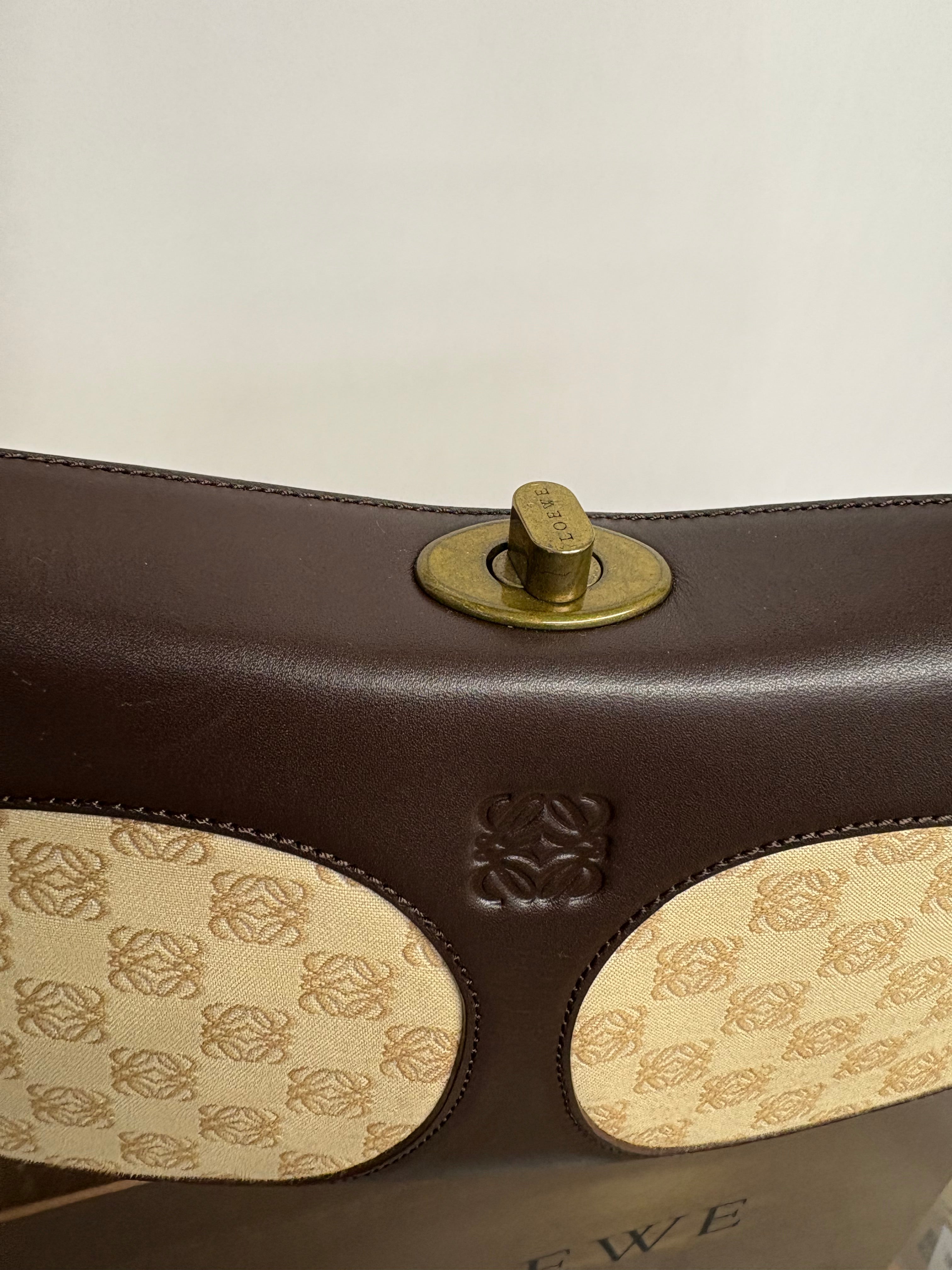 Loewe anagram lock shoulder bag canvas y piel marrón vintage