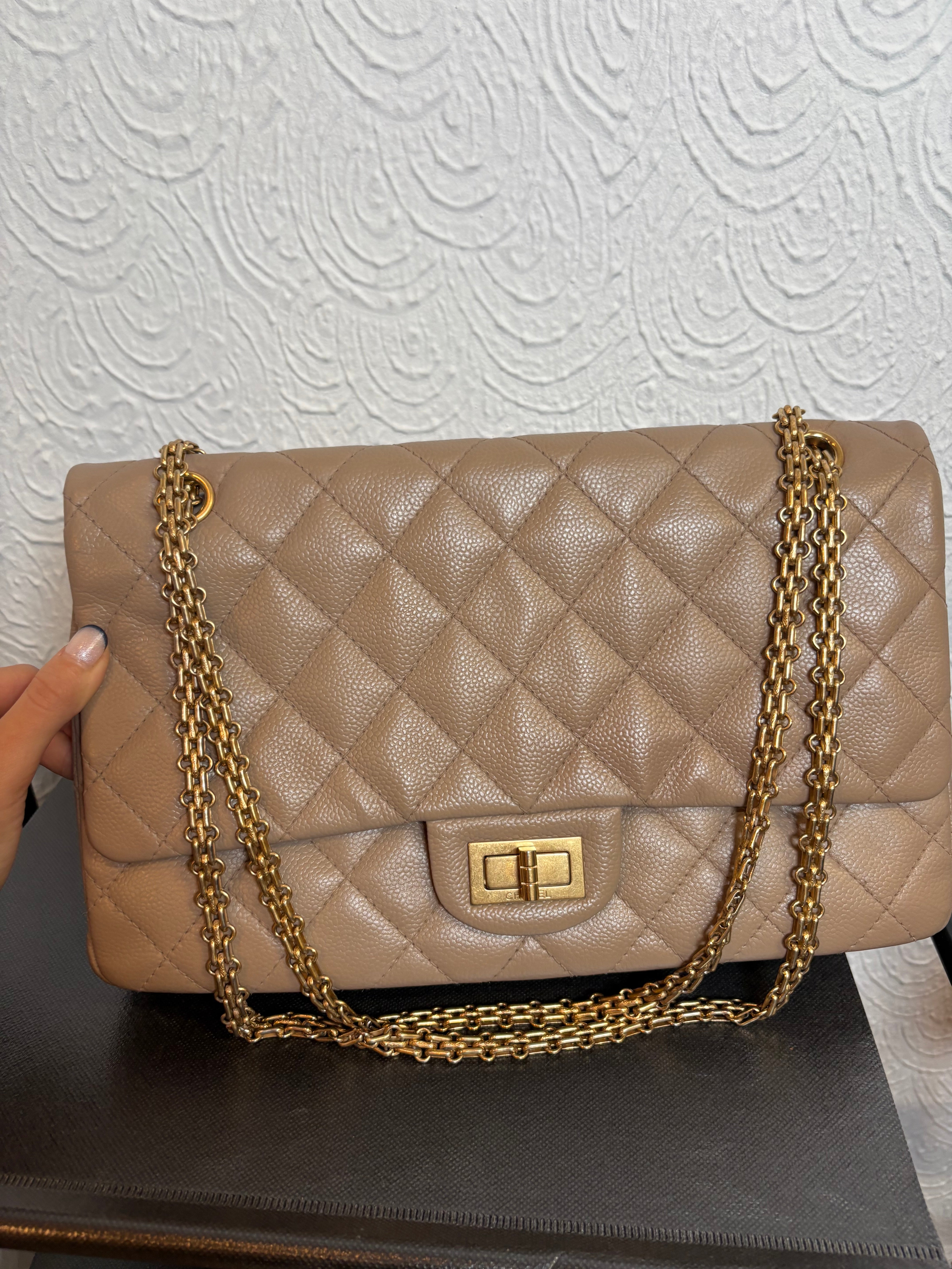 CHANEL 2.55 Double Flap Beige Caviar Cadena Doble Dorada