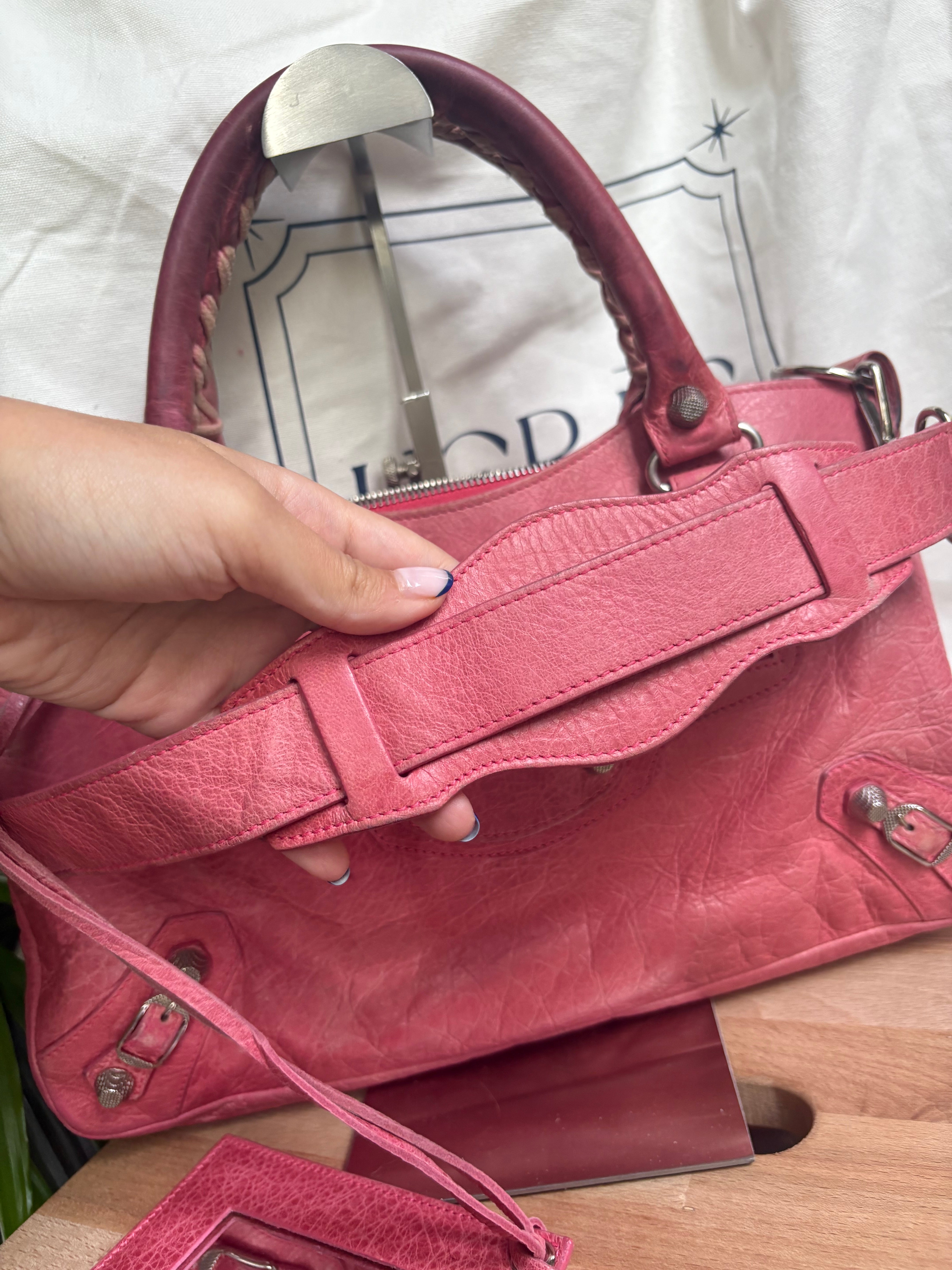 Balenciaga Classic City en rosa con bandolera 2WAY