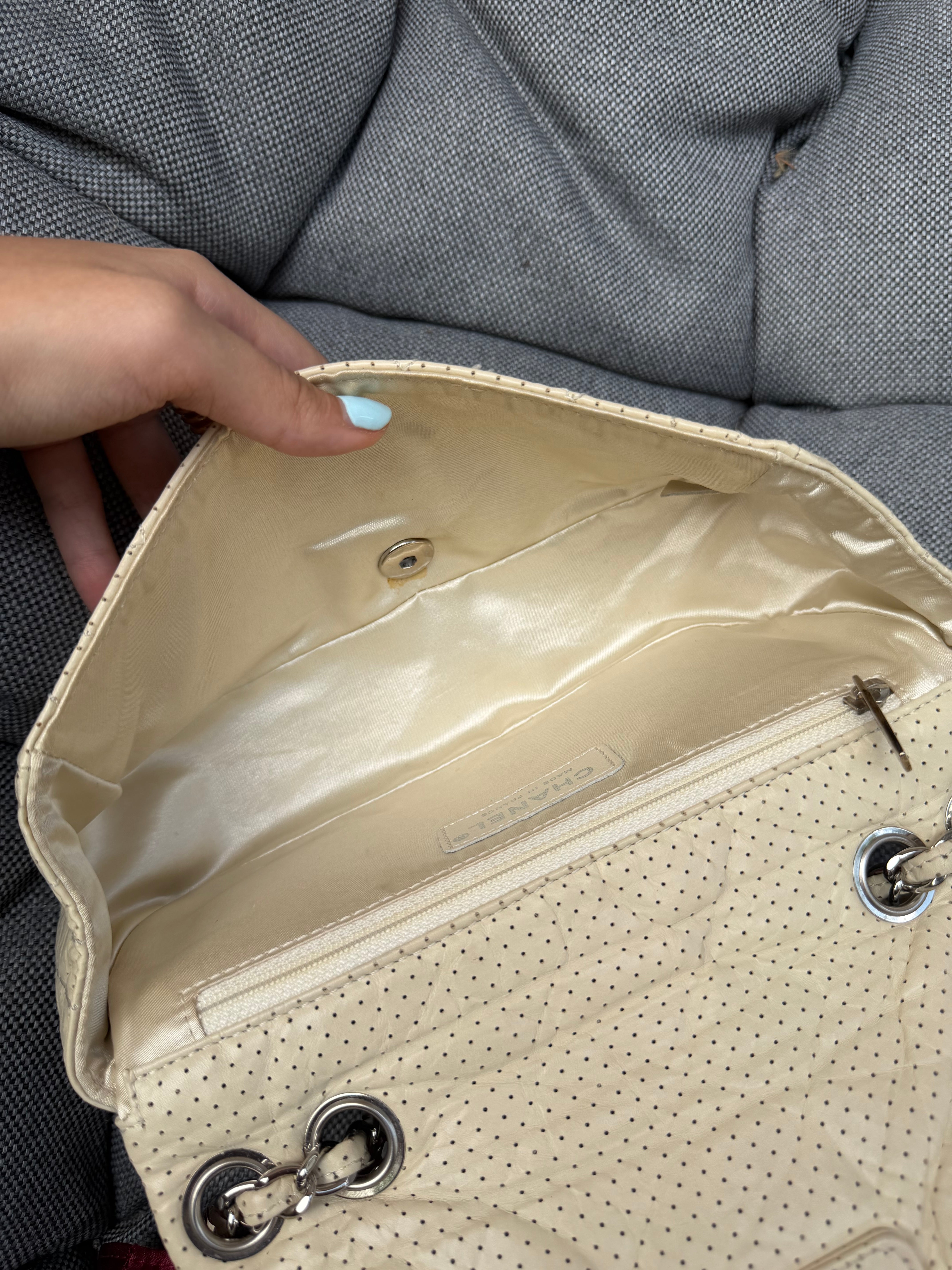 Chanel One Flap Small · Piel Perforada Marfil · Herrajes Plata