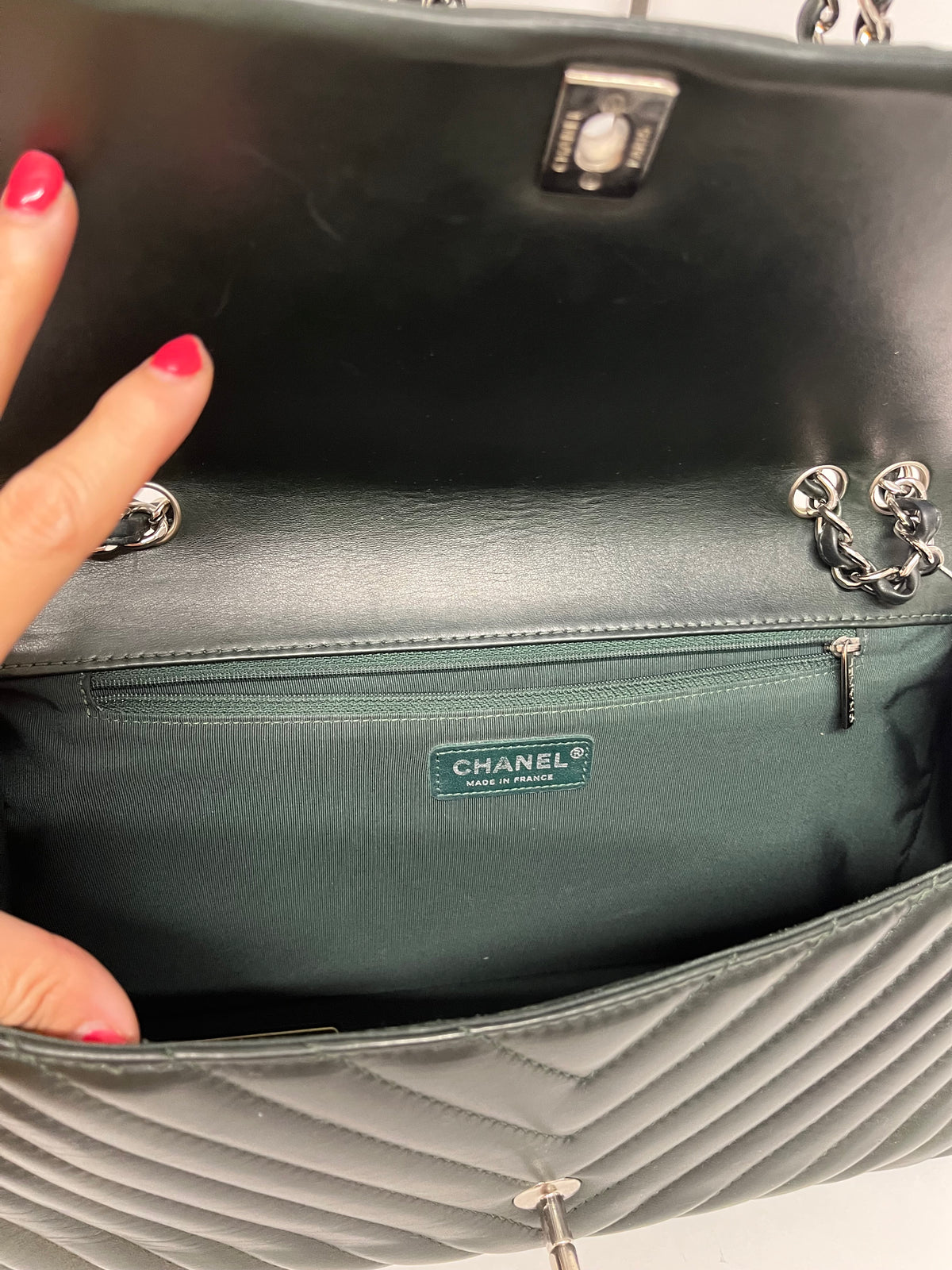 Chanel Single Flap Chevron Piel de Cordero Verde Botella · Herrajes Plata · Serie 17