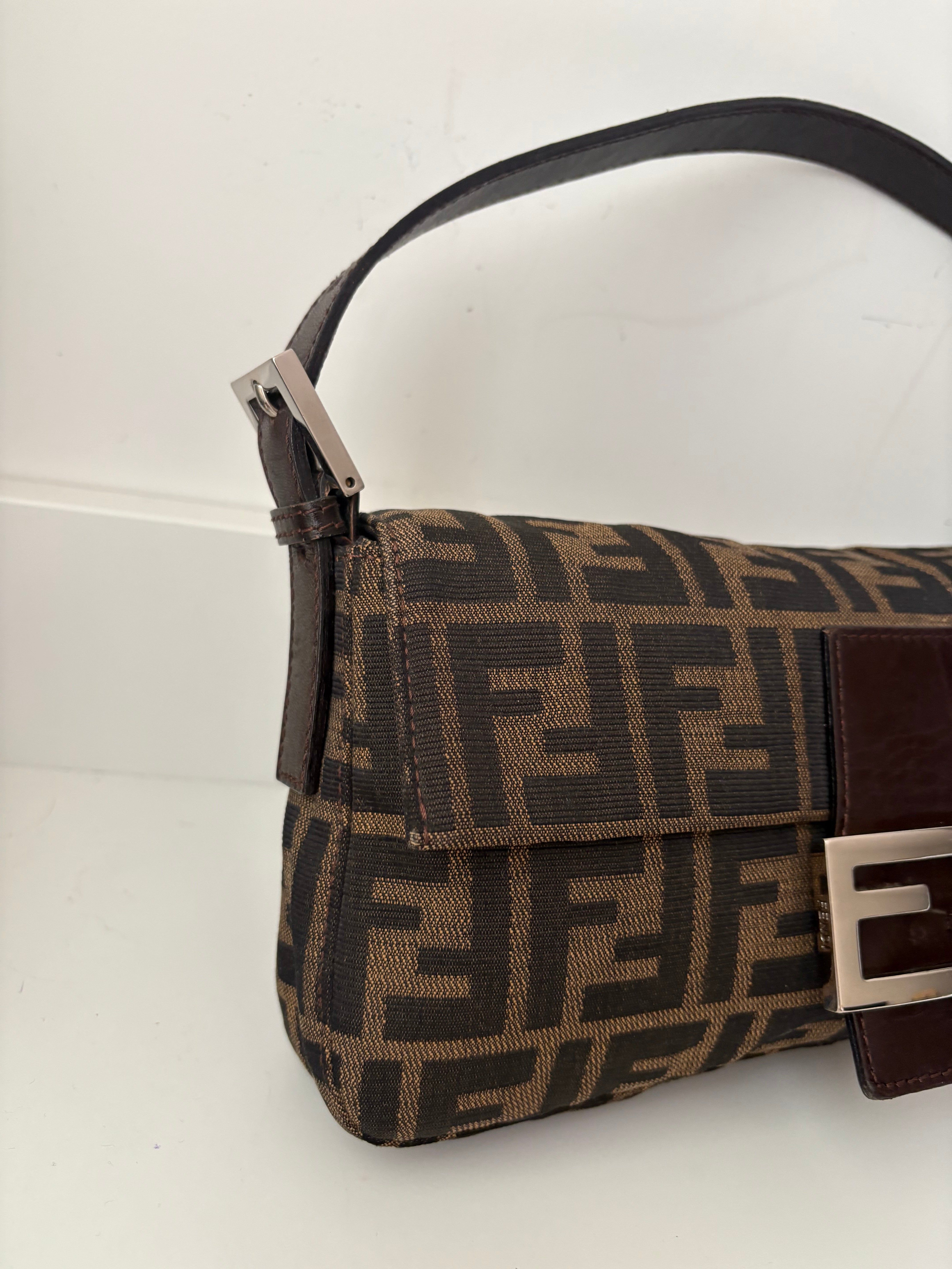 Fendi Baguette Clásica Vintage en canvas Zucca marrón con herrajes plateados