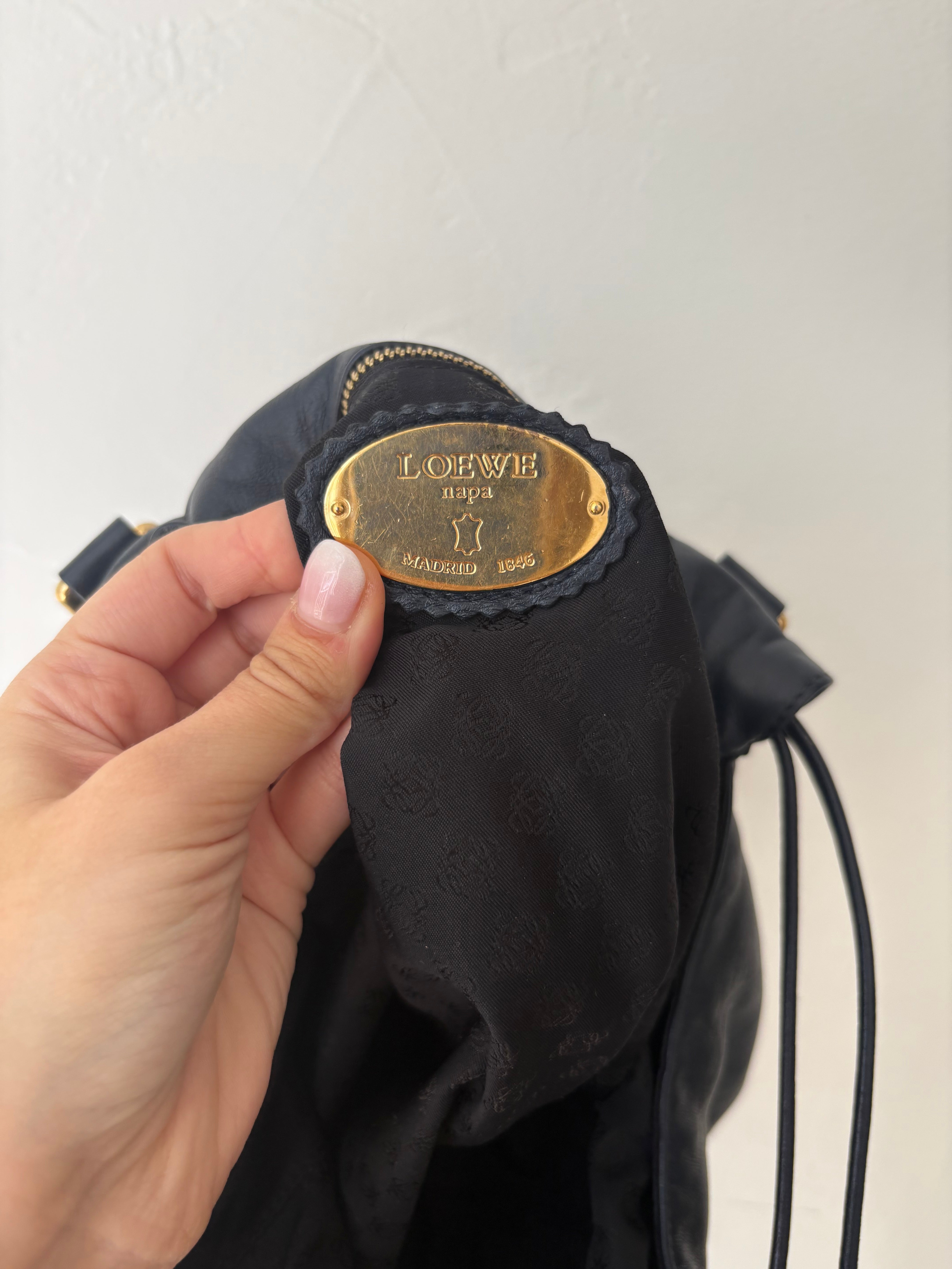 loewe bolso tipo flamenco saco en piel azul marino con bandolera