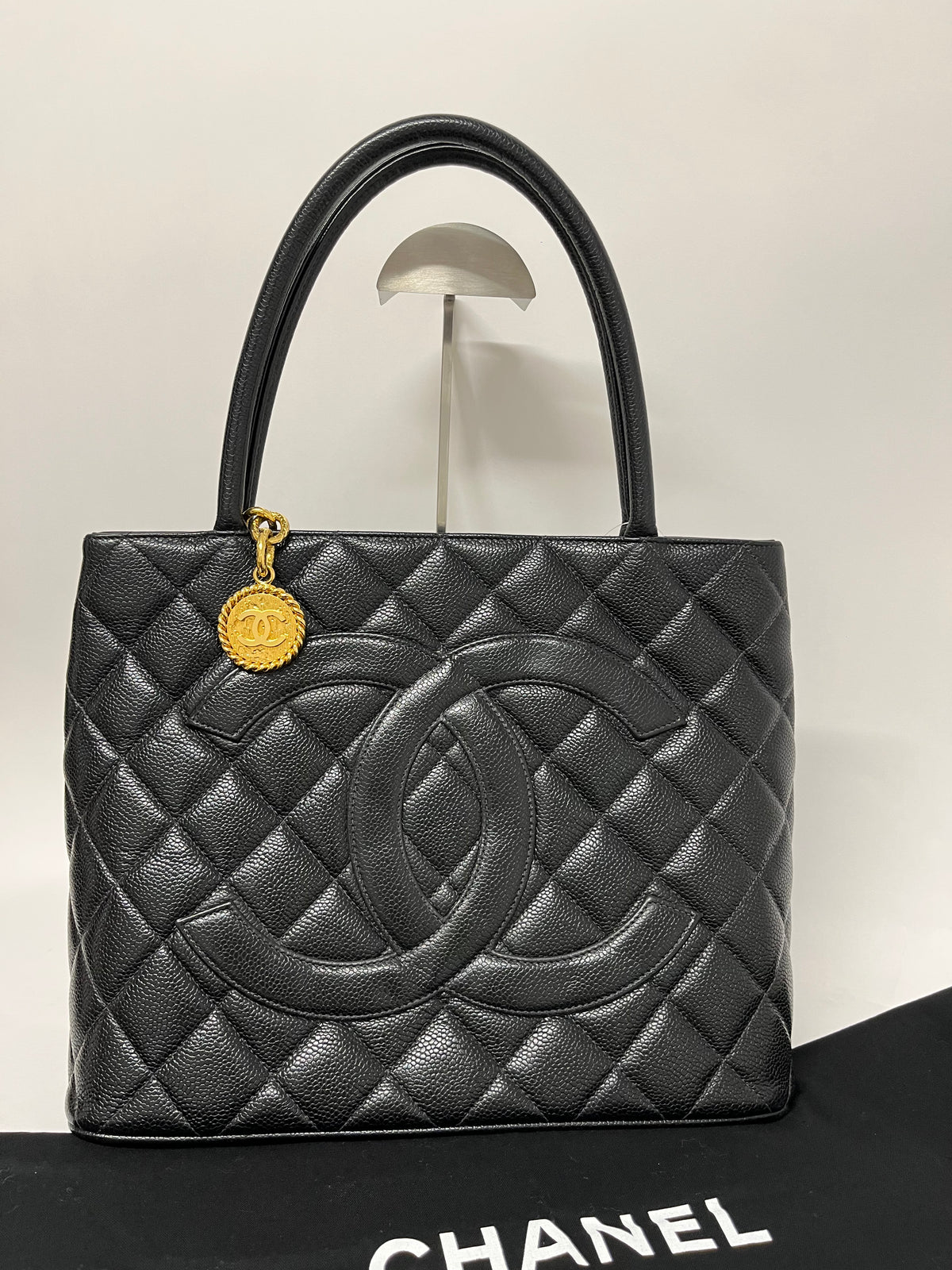 Chanel Medallion Tote Piel Caviar Negra · Serie 5