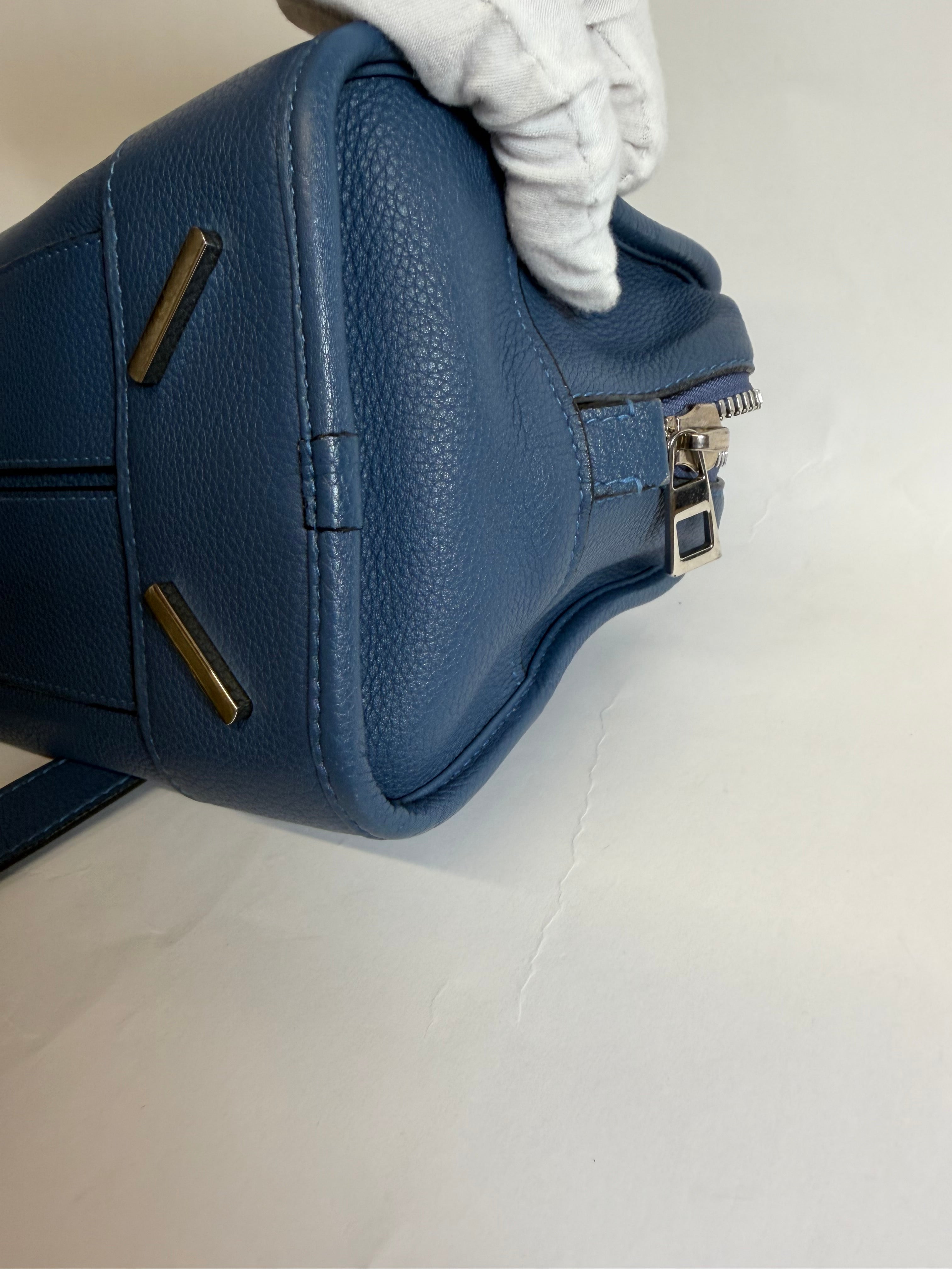 Loewe Amazona 28 Azul Navy modelo nuevo con bandolera
