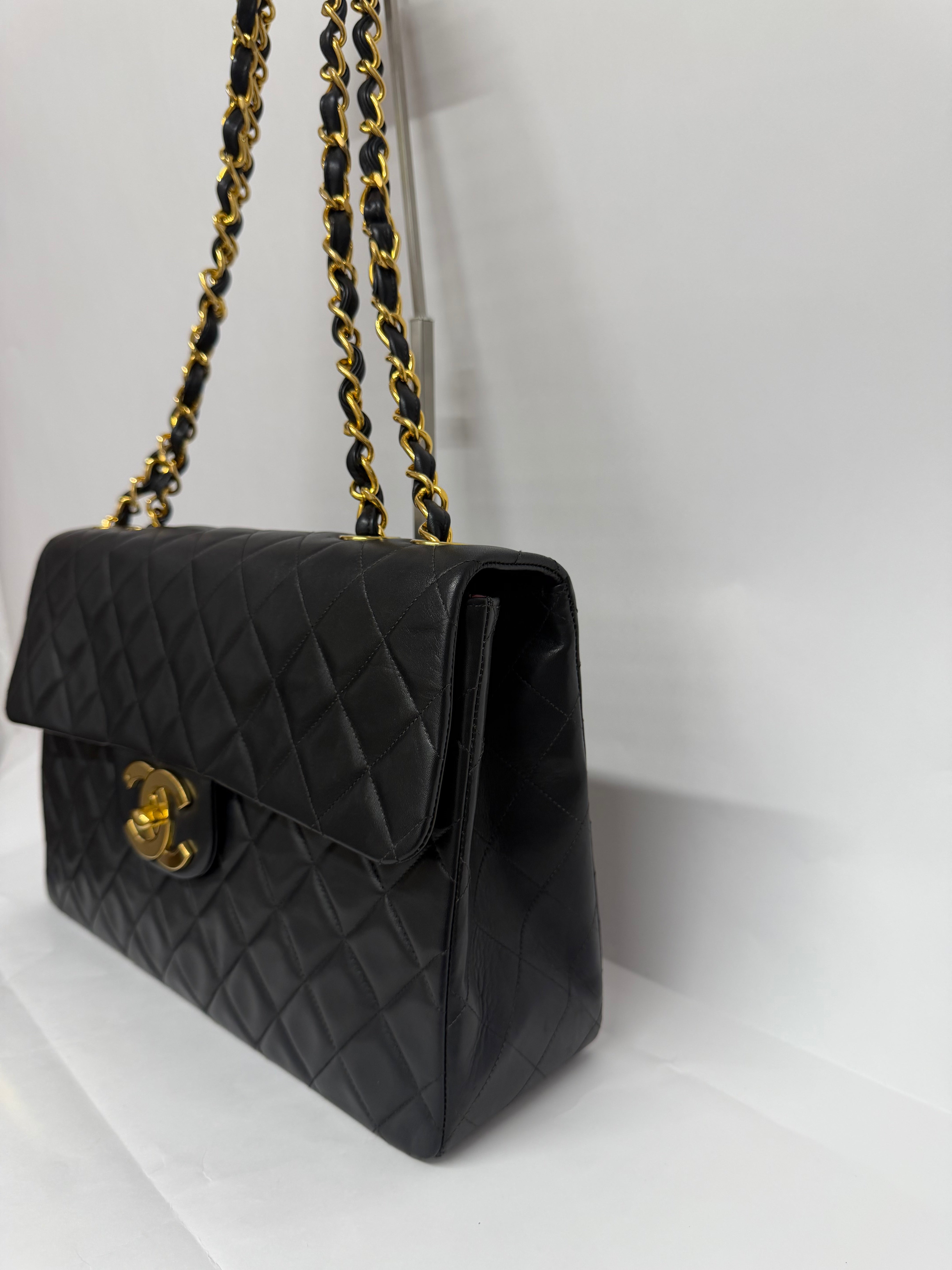Chanel Maxi Jumbo Single Flap Lambskin Negro GHW