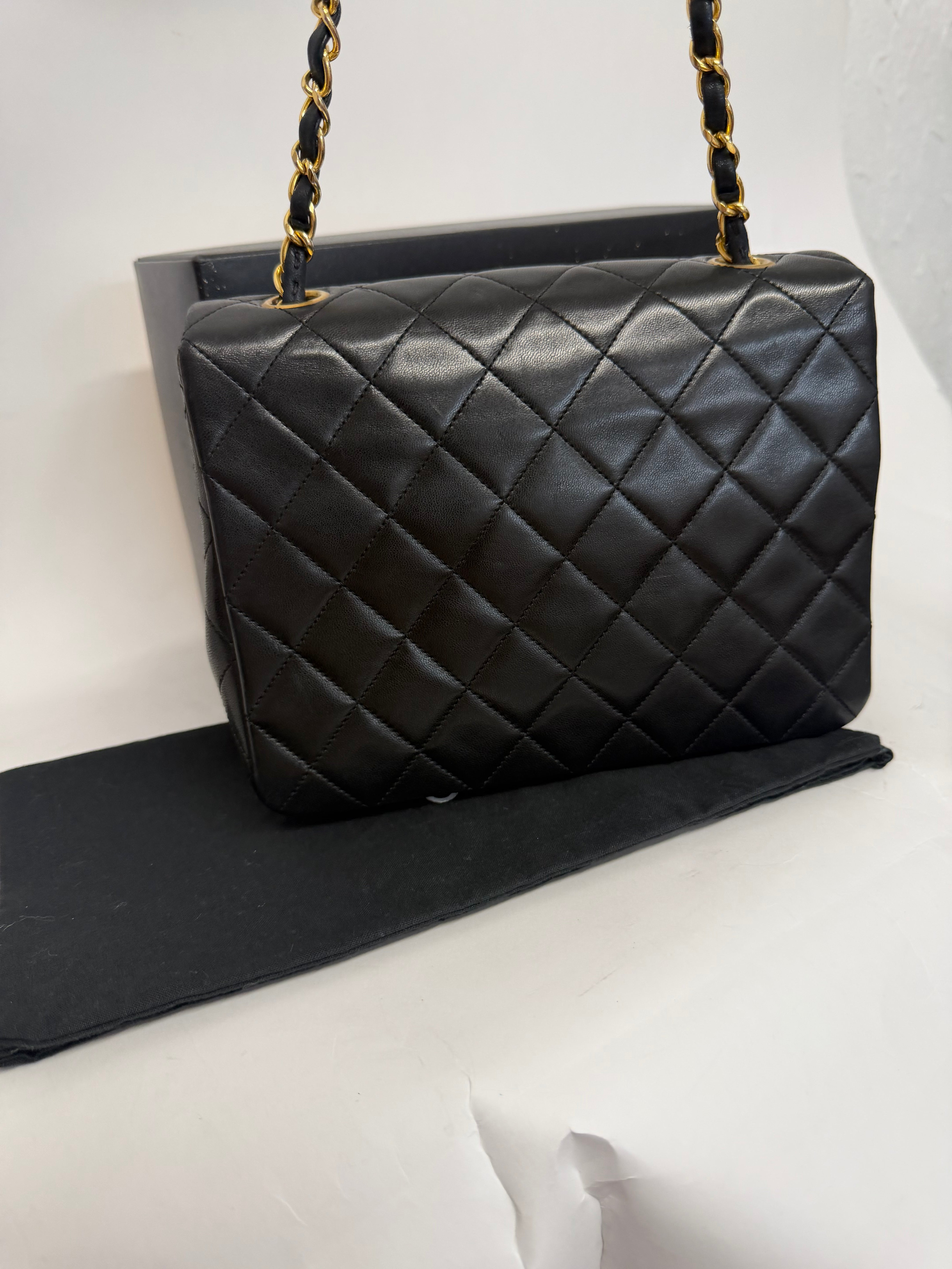 Chanel Mini Matelassé 20 Square Piel Cordero Negra