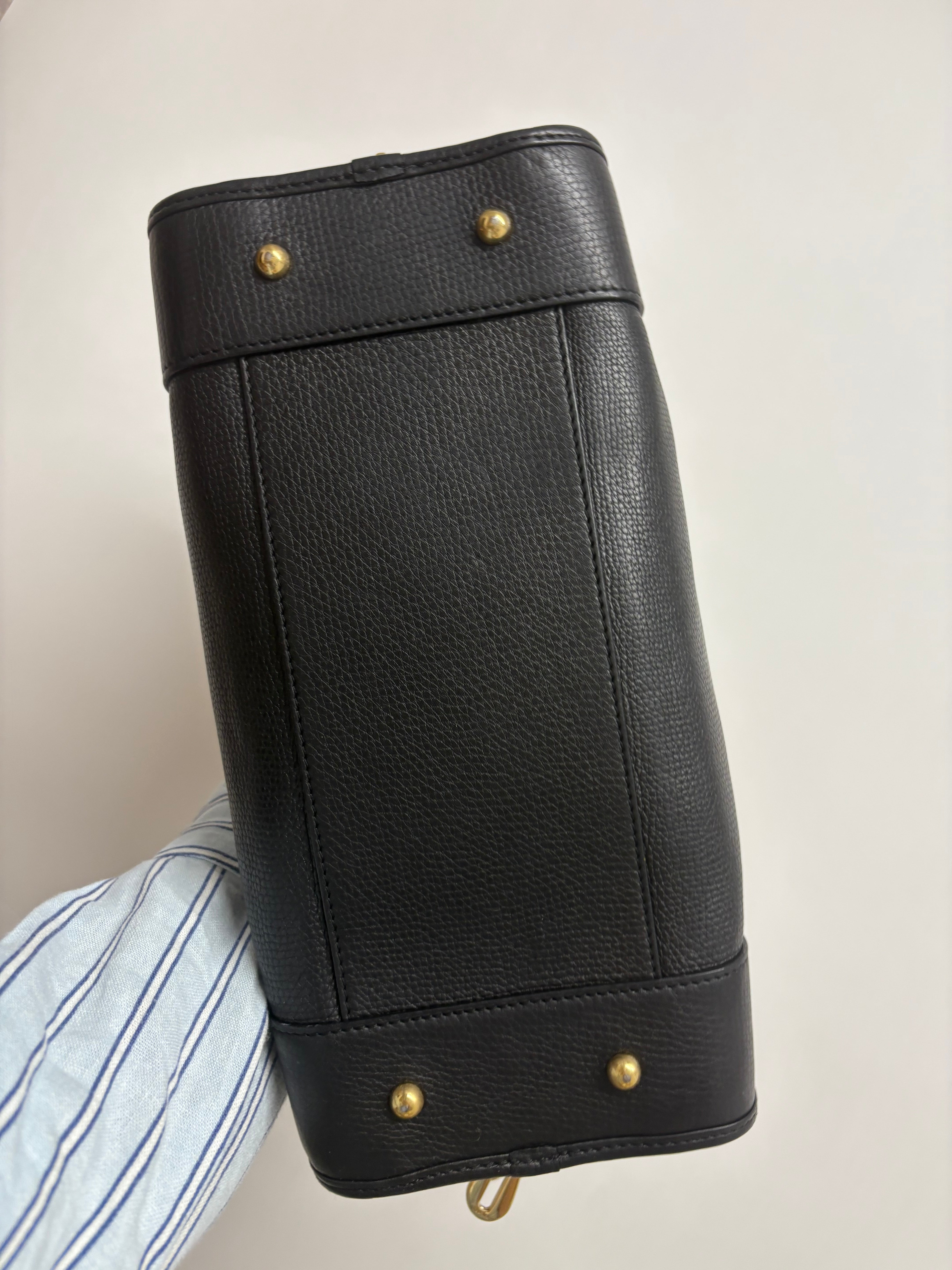 Loewe amazona 30 piel granulada negra