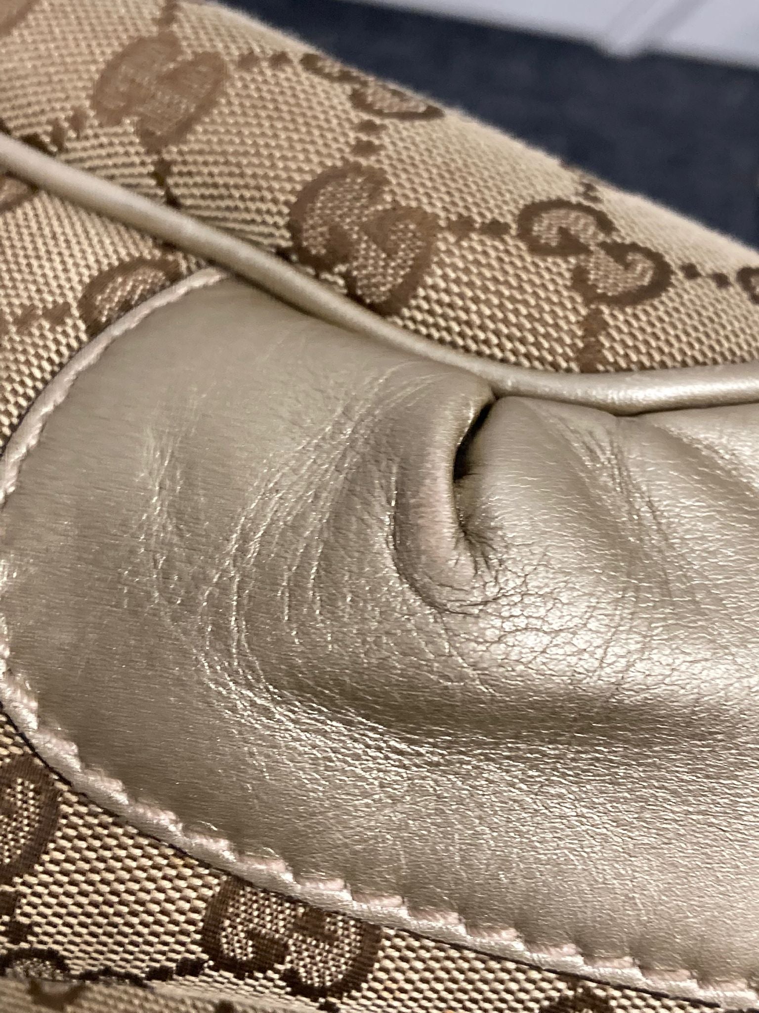 Gucci GG Canvas 2Way Bag en beige y dorado con bandolera