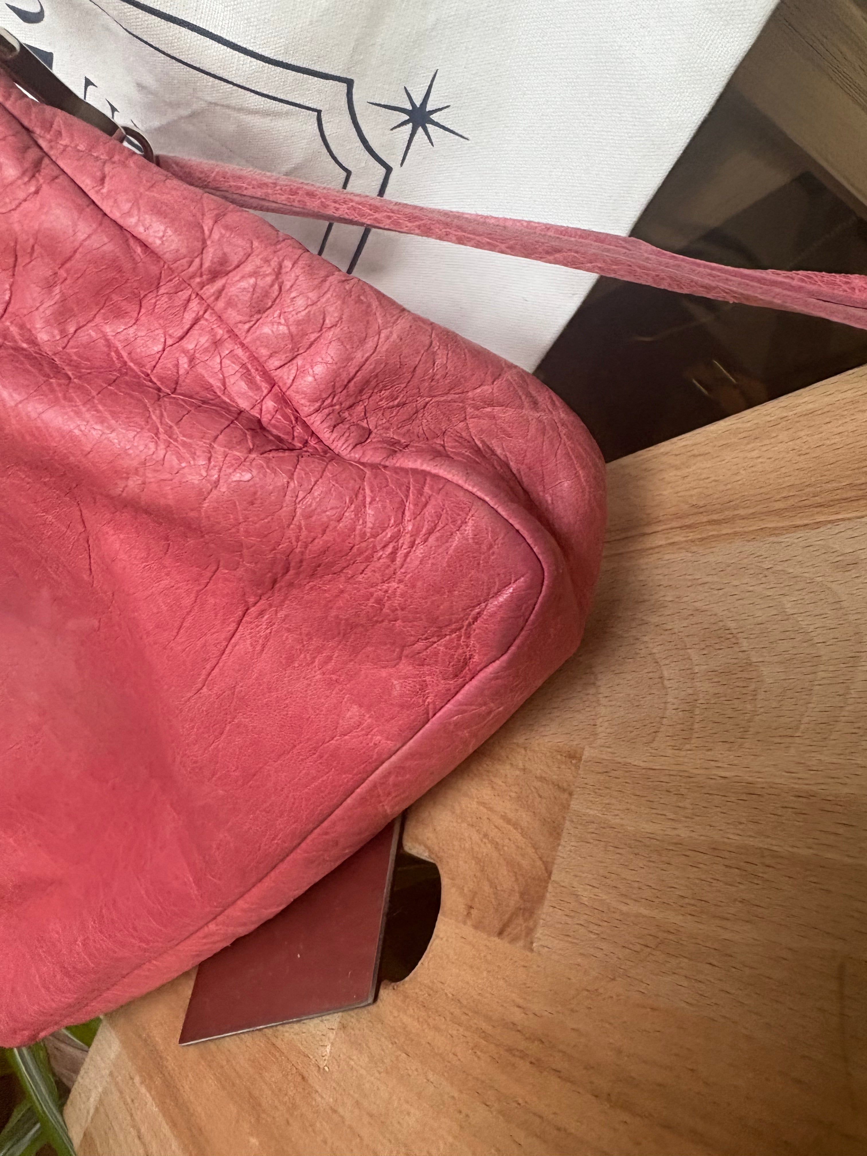 Balenciaga Classic City en rosa con bandolera 2WAY