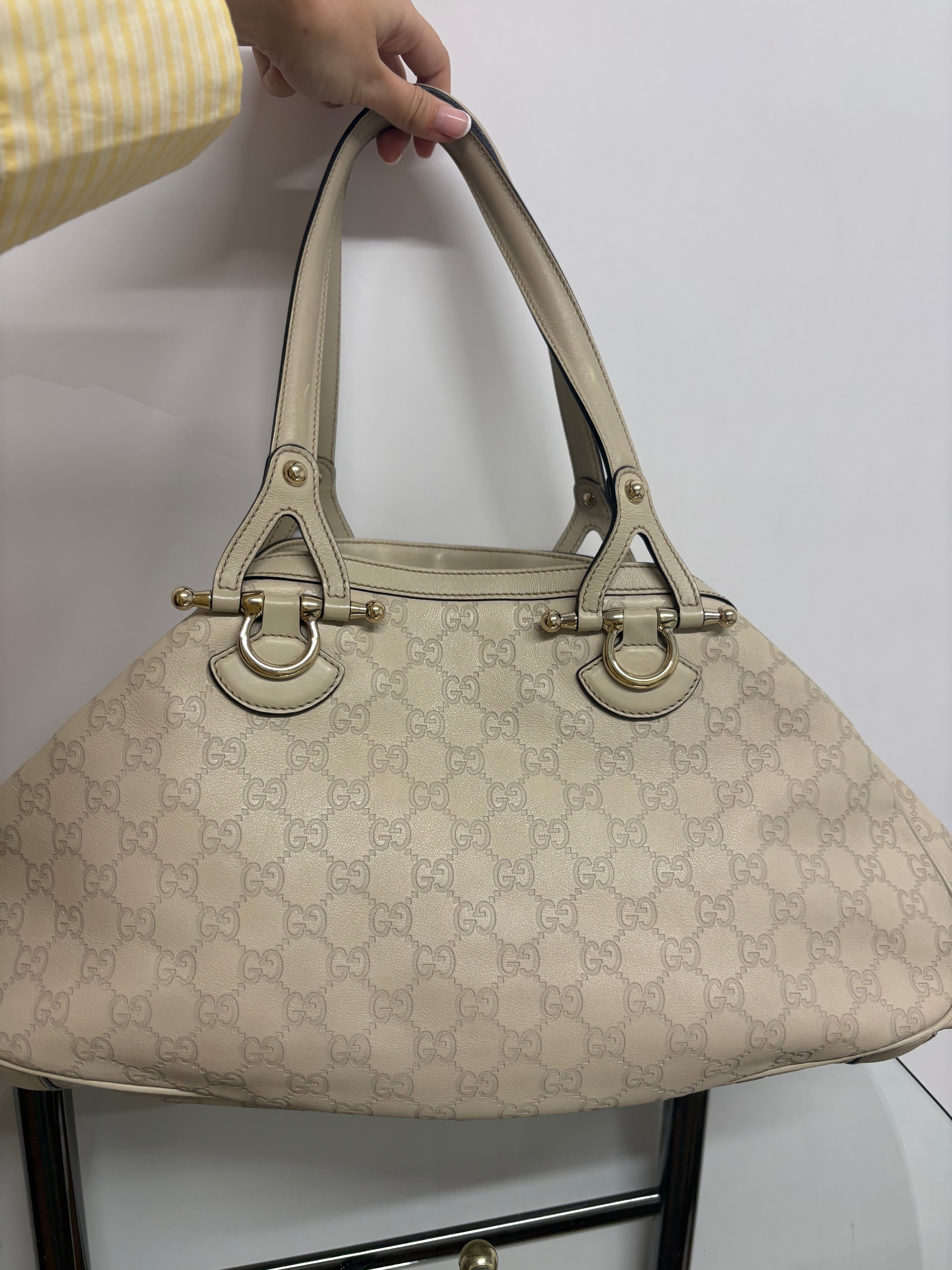 Gucci Pelham grande en piel Guccissima blanca marfil