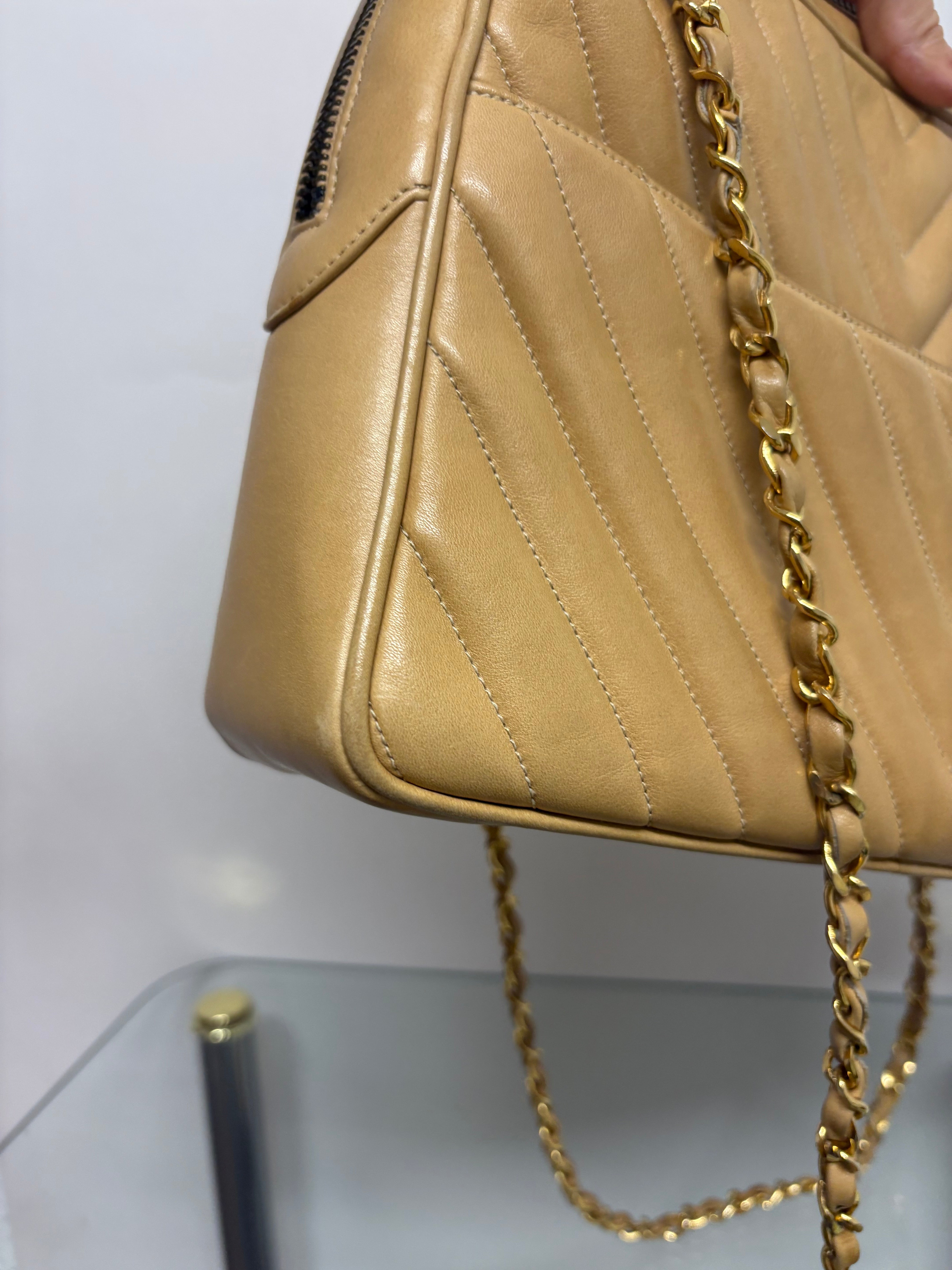 CHANEL V-Stitch Shoulder Bag Piel beige acolchada Chevron