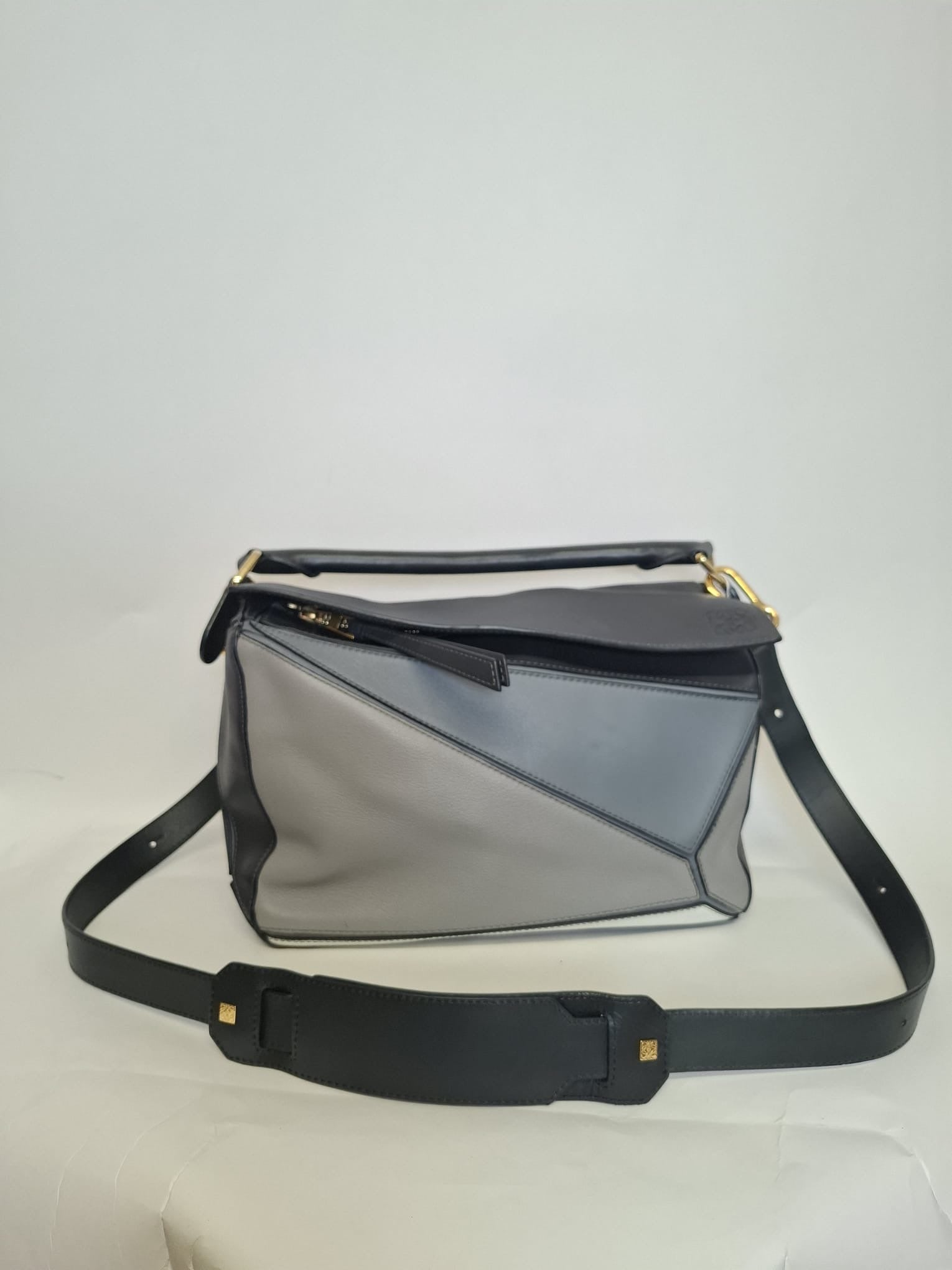Loewe Puzzle Mediano Tricolor Gris y Negro