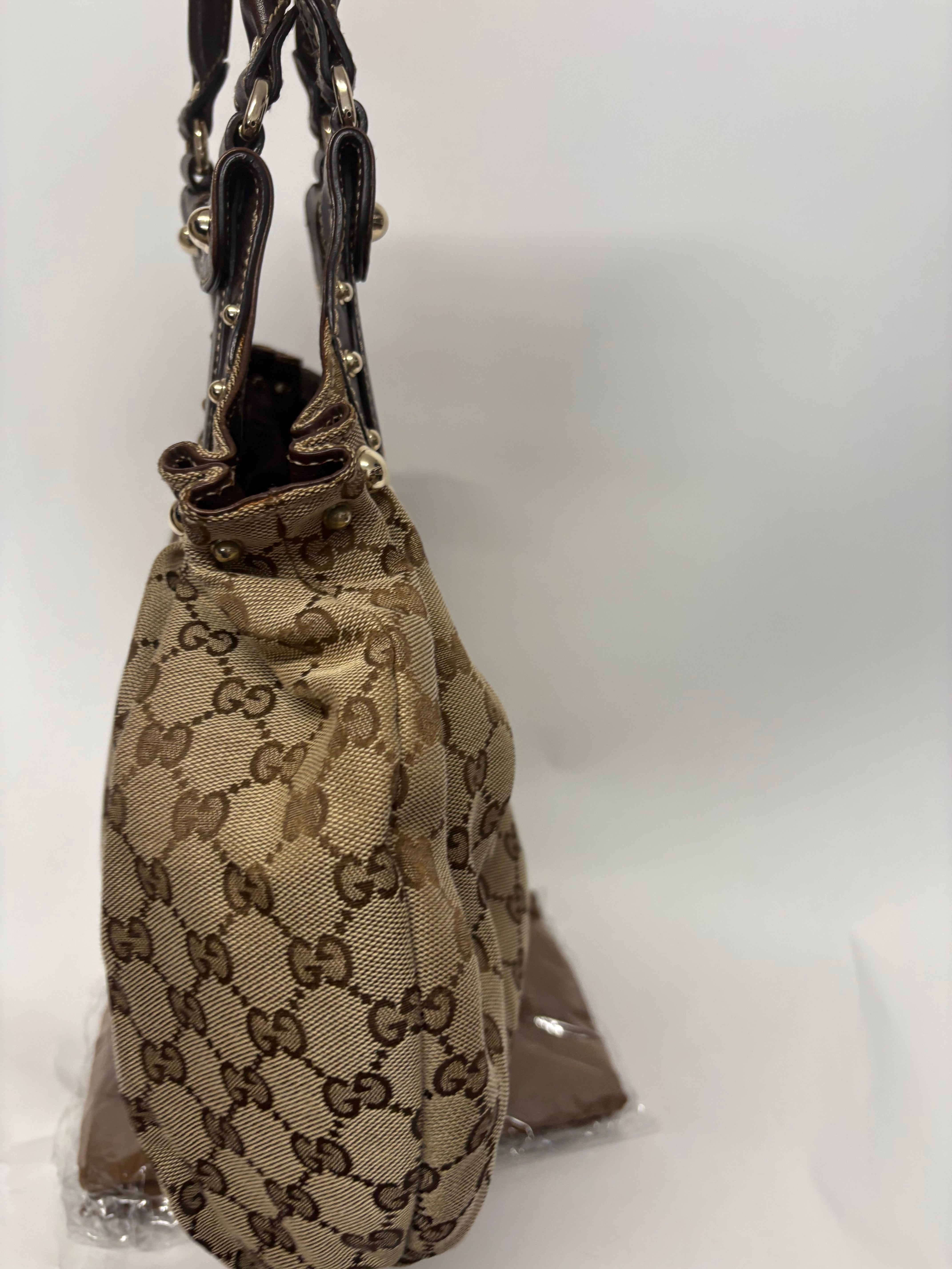 Gucci Pelham Tote GG Supreme Beige con Asas de Piel Marrón y Tachuelas Doradas mediano
