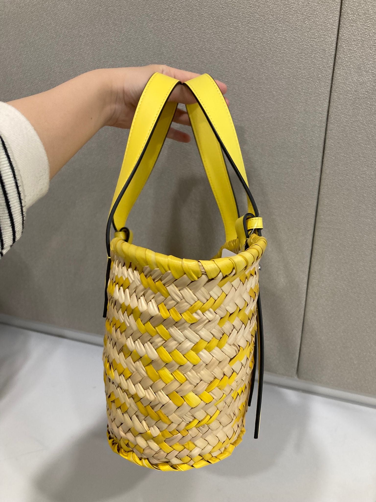 Loewe Paula’s Ibiza Basket Small Rafia amarilla