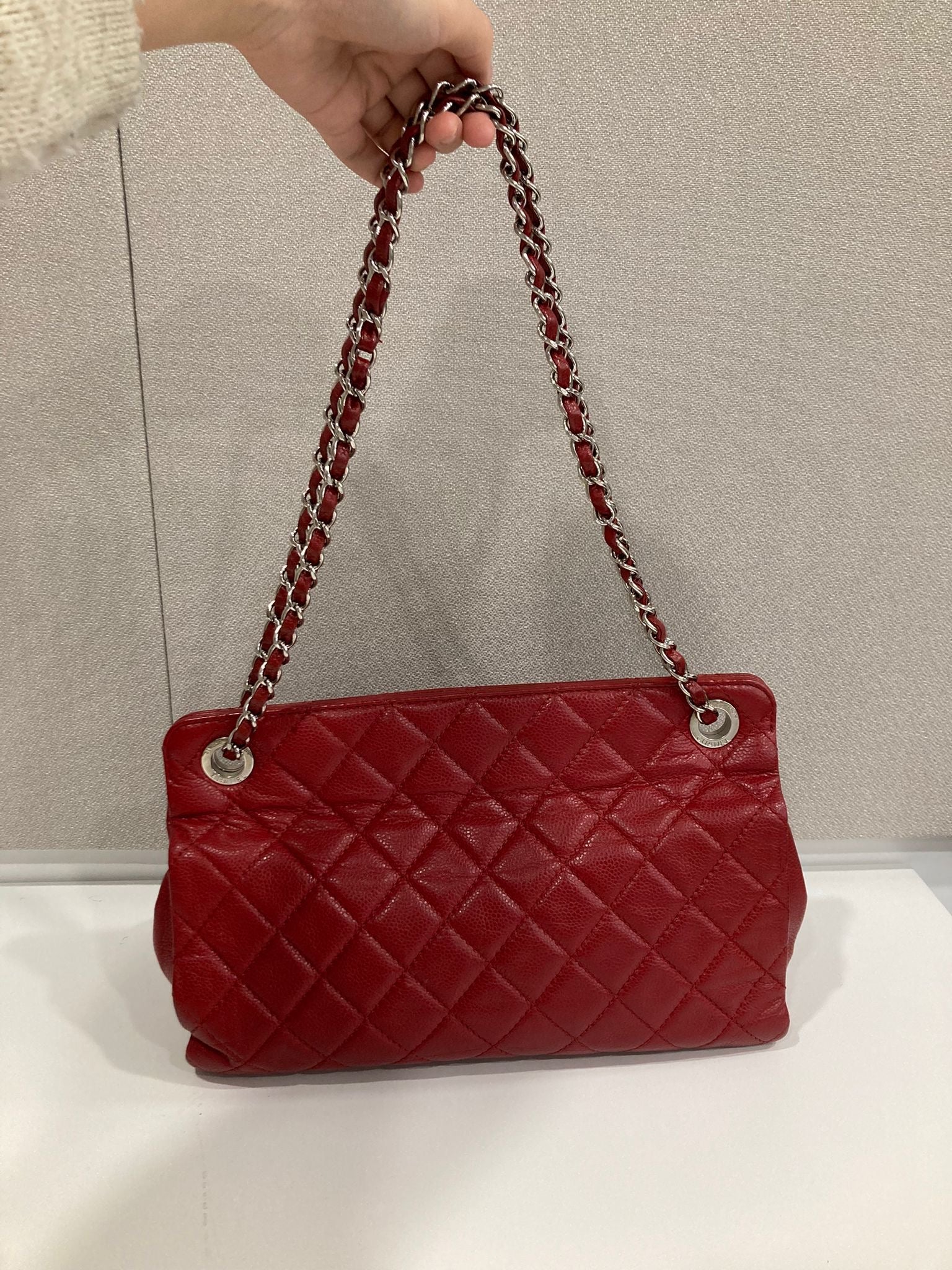 Chanel CC Chain Tote acolchado en piel caviar roja