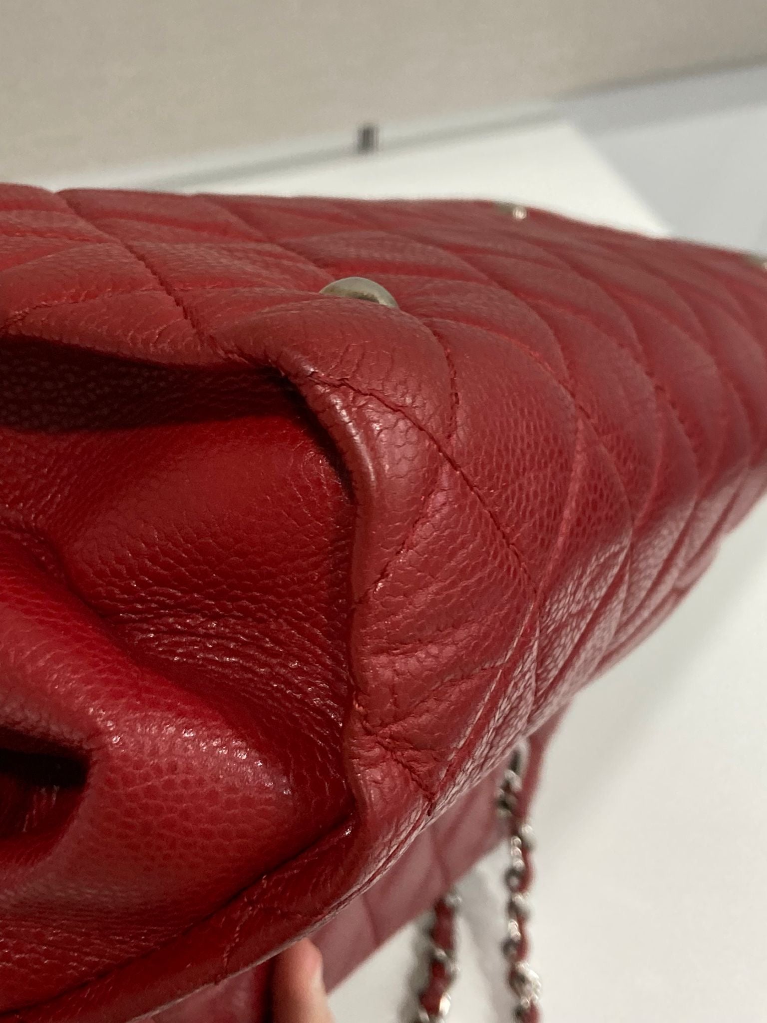 Chanel CC Chain Tote acolchado en piel caviar roja