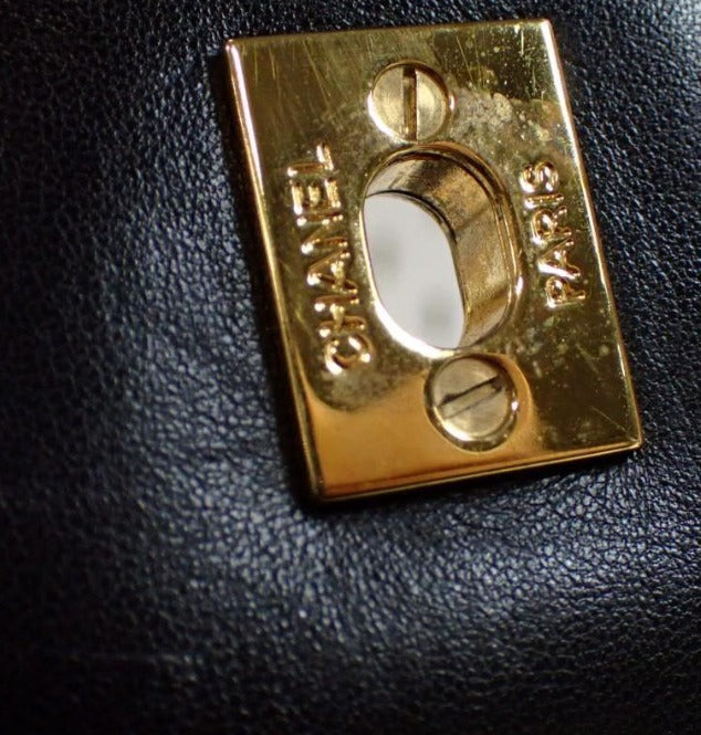 Chanel matelassé turn lock negro piel cordero cadena de hombro